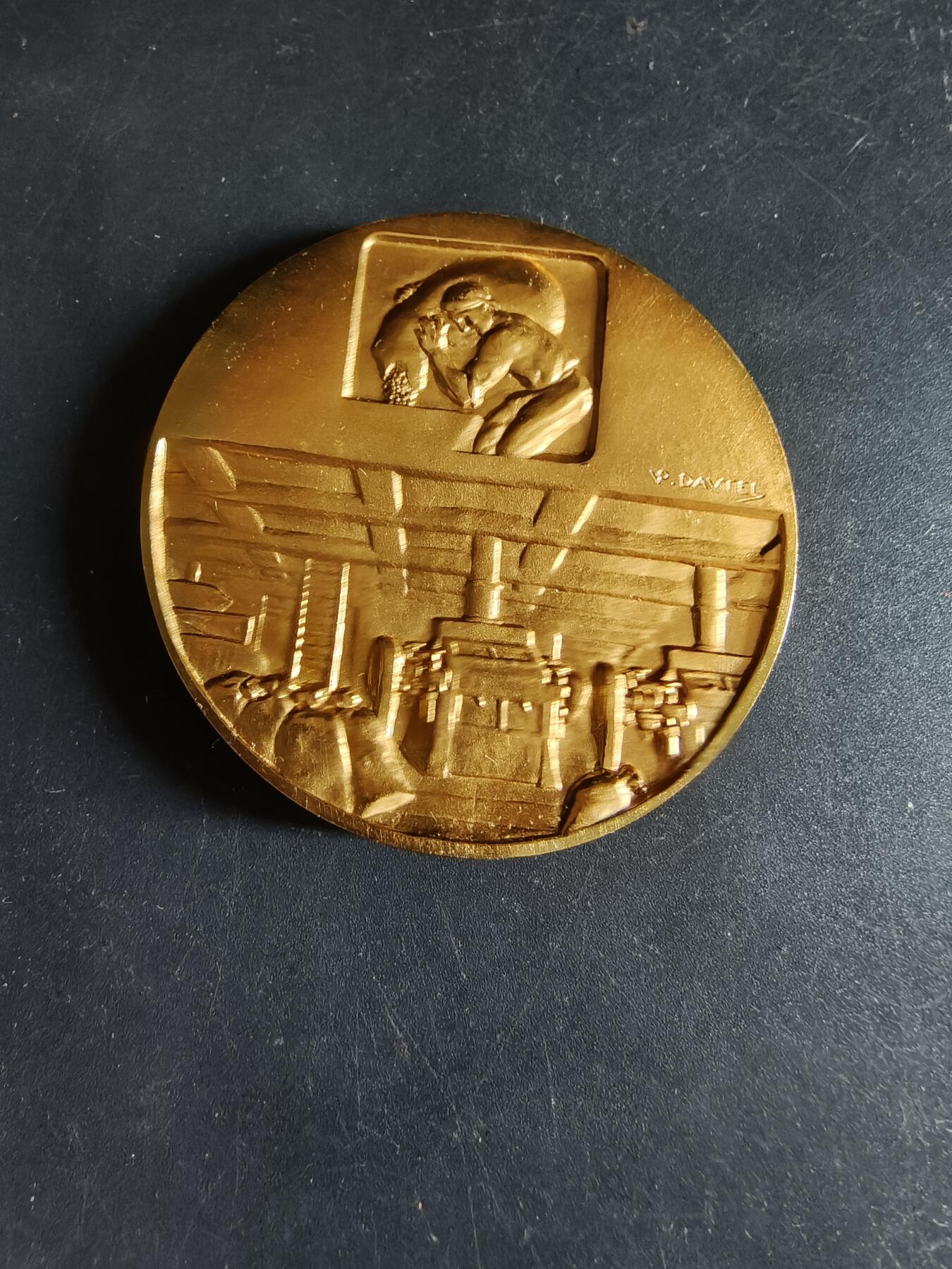 老王徽章第190期 法国磨坊主协会镀金大铜章     原盒     直径50mm     重量72.9g