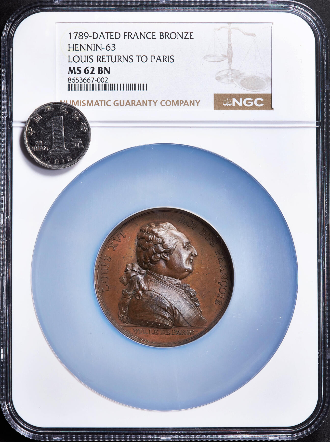 【俄甄集藏】2026年(050)04-01星期三 晚 19:30 全场包邮 法国1789年纪念大革命路易十六王室被迫迁往巴黎大铜章，NGC MS62，象征法国王权终结，共和开端，十分著名的历史题材纪念章，原铸难得，高浮雕，巧克力包浆，直径：50mm，名誉品种