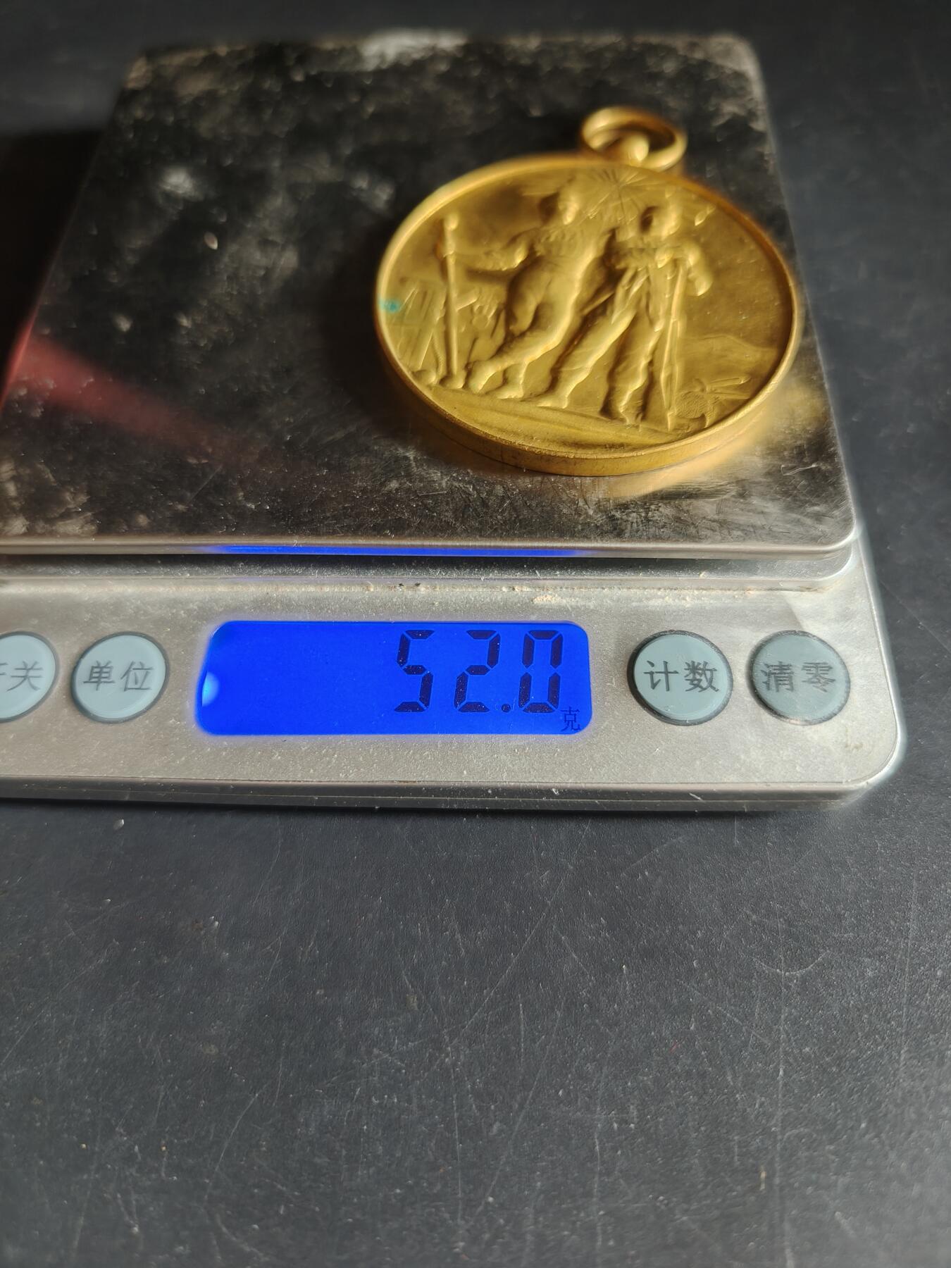 老王徽章第190期 法国射击协会镀金铜奖章     原盒     直径50mm     重量52g