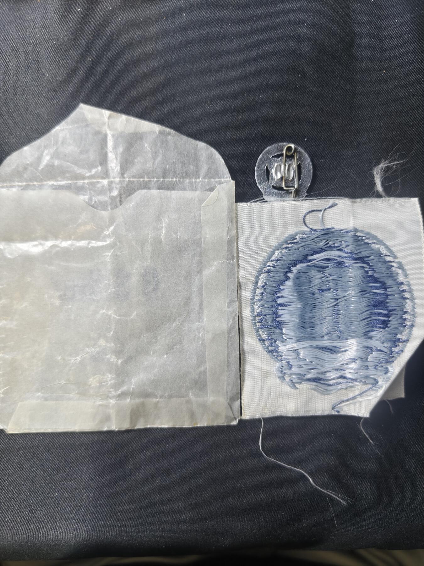 云宸嘉赏-勋臻文献佳藏优品精选场次（低佣 转发佣金红包） 民主德国银级体育体能证章 礼服刺绣+mini+原包装一套 五十年代早期版本少见一套 