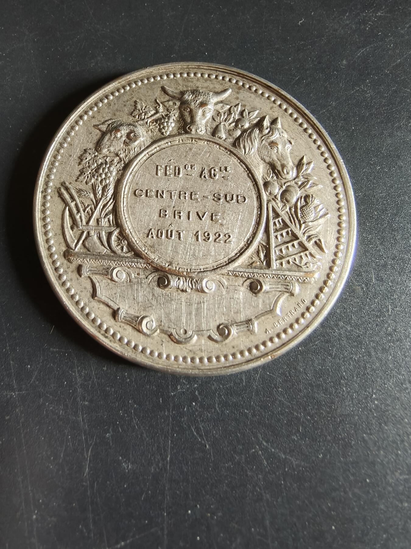 老王徽章第190期 法国布里夫地区农业协会镀银大铜章      原盒       直径50mm     重量58.5g