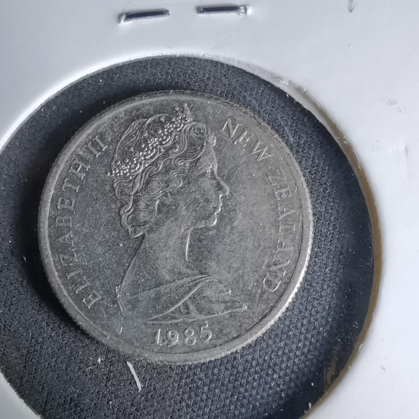 沼泽如烟--第1037场 新西兰1985年五分浅雕版