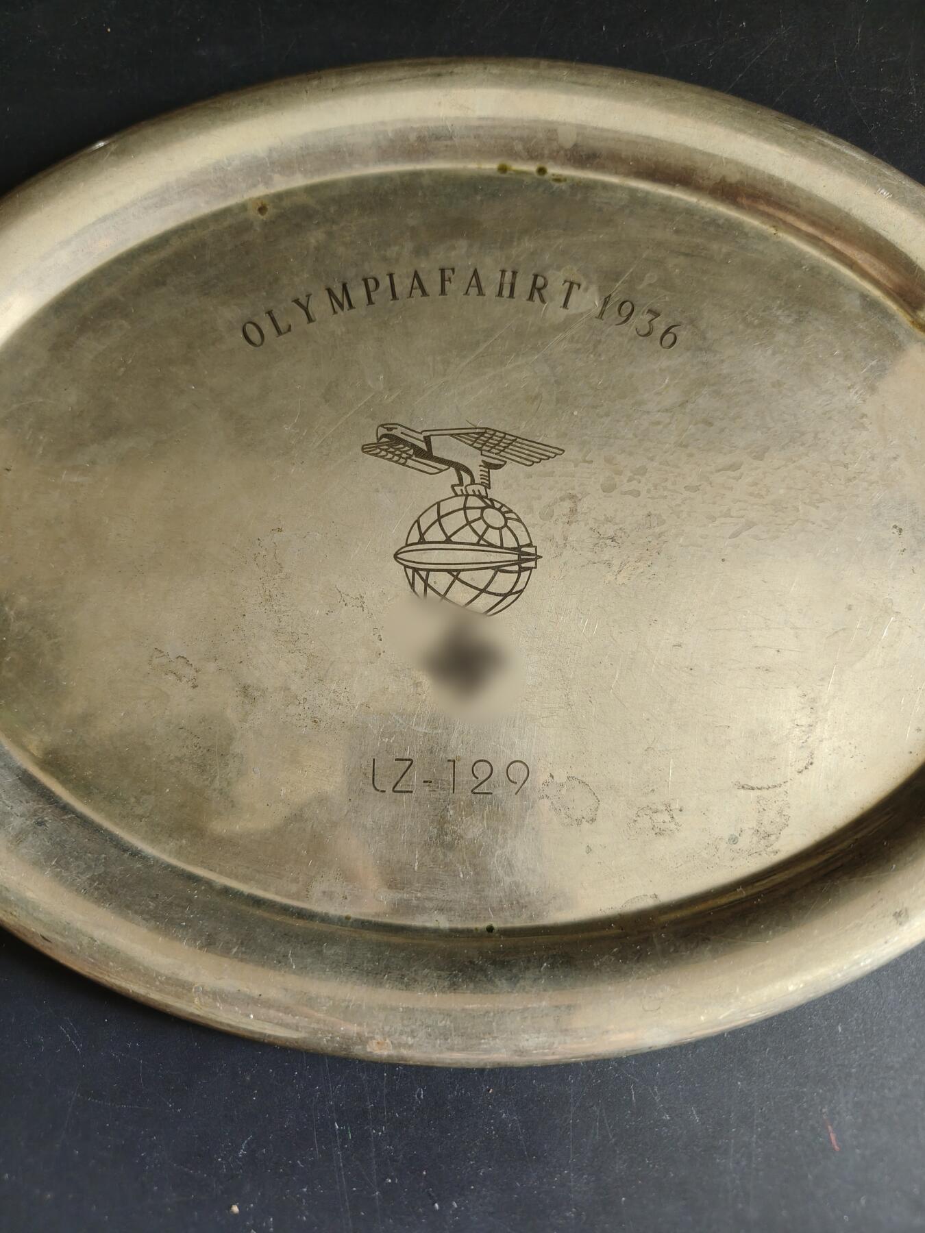 老王徽章第190期 德国1936年奥运会兴登堡号飞艇飞越柏林奥林匹克体育场纪念镀银盘        尺寸26×20.5cm      重量320g      带厂标