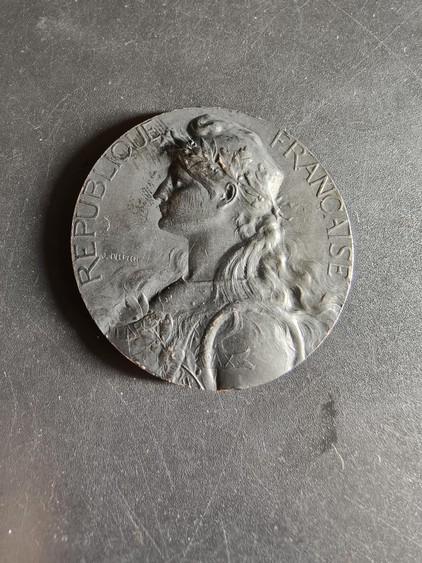 老王徽章第190期 法国巴黎信鸽之友协会镀银大铜章     原盒    玛丽安娜   大师J·德尔佩奇作品     直径41mm     重量29g