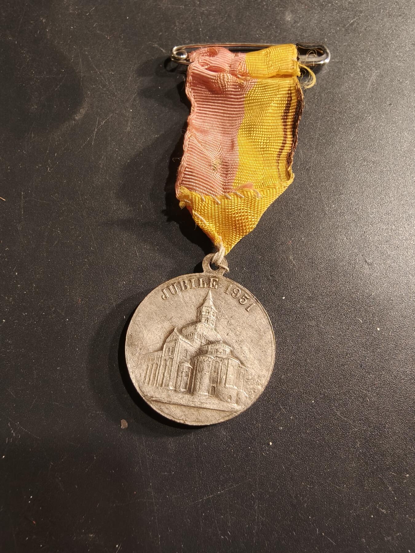 老王徽章第190期 法国奥西瓦勒圣母纪念章