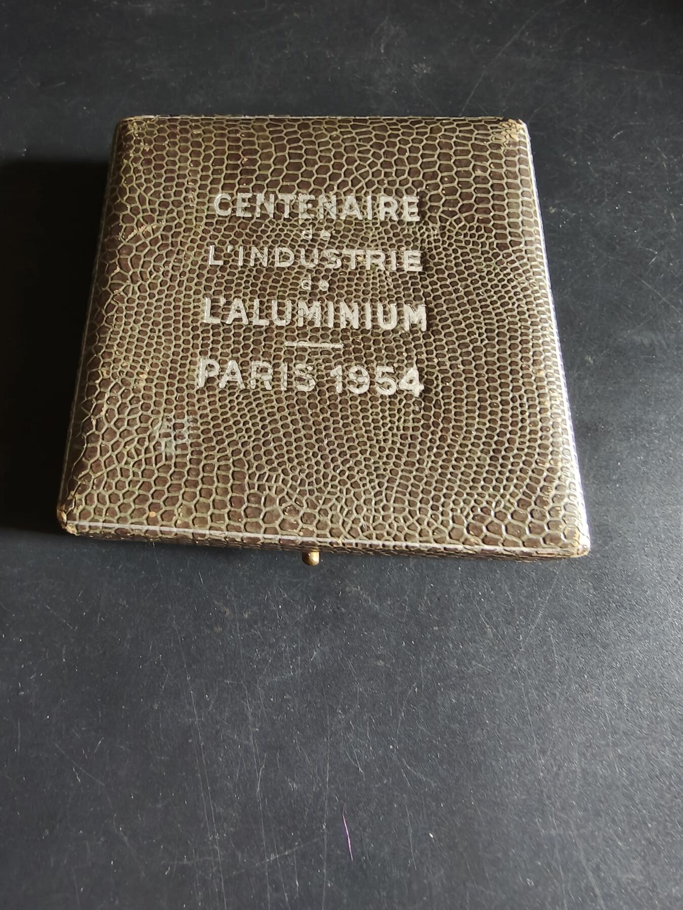 老王徽章第190期 法国铝业公司成立百年纪念章     原盒     铝制    特殊材质保存不易     高浮雕       直径60mm     重量37.3g   