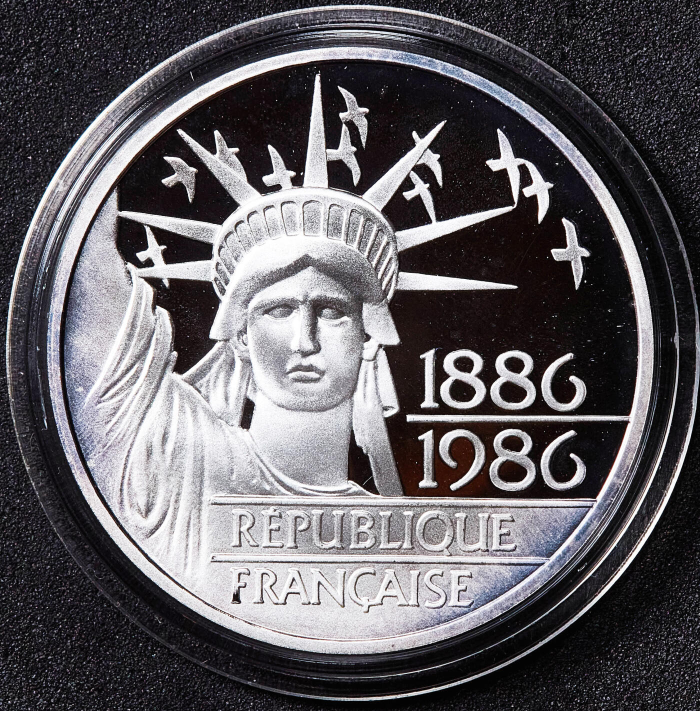【俄甄集藏】2026年(050)04-01星期三 晚 19:30 全场包邮 法国1986年纪念赠送美国的自由女神像竣工100周年100法郎精制银币，重15克，950银，发行量18000枚