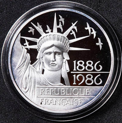 【俄甄集藏】2026年(050)04-01星期三 晚 19:30 全场包邮 - 法国1986年纪念赠送美国的自由女神像竣工100周年100法郎精制银币，重15克，950银，发行量18000枚