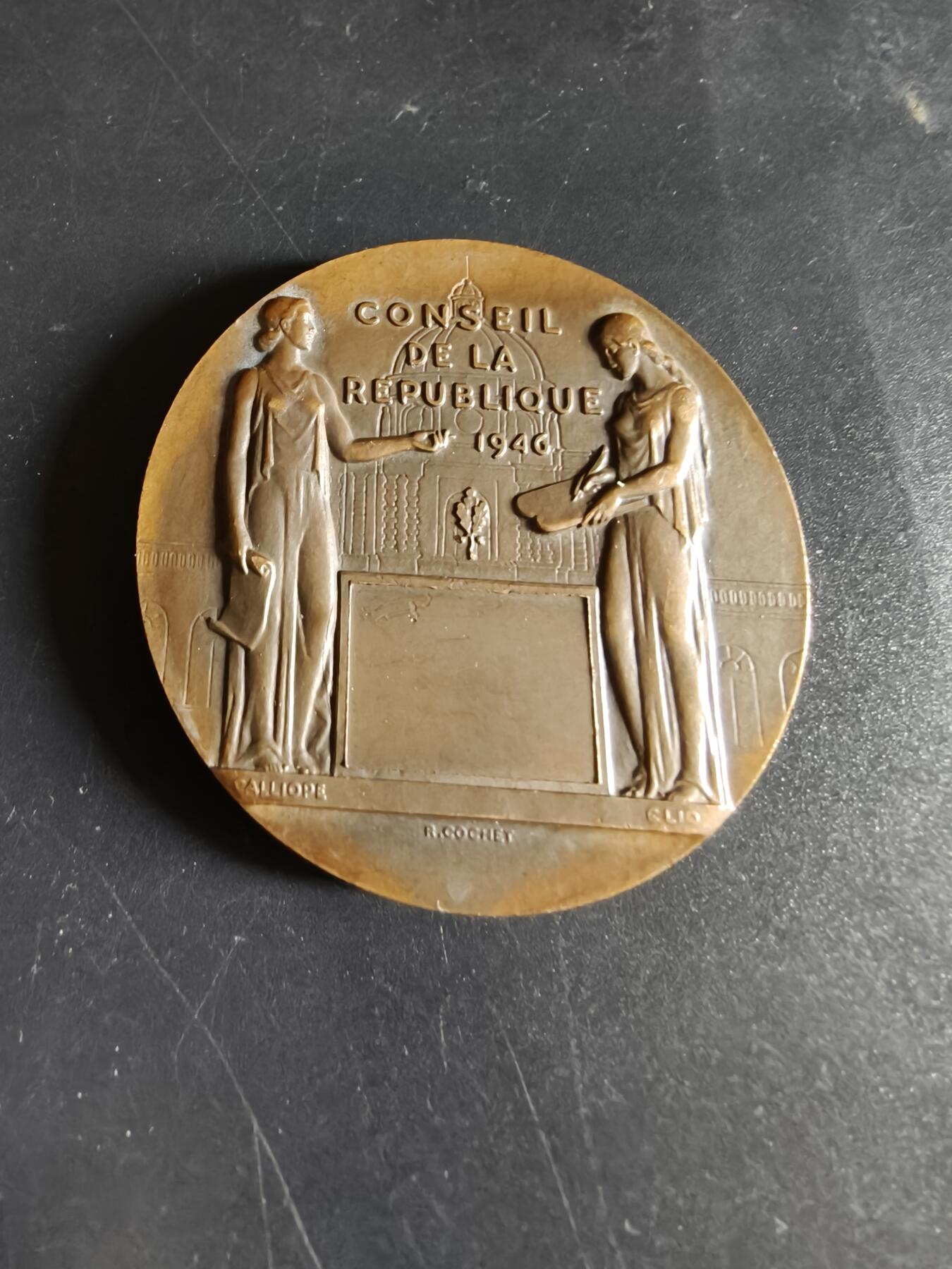 老王徽章第190期 法国1946年第四共和国议会(五共时期参议院前身)建立大铜章     R·科谢作品      缪斯女神科立奥与瓦力欧佩       直径50mm      重量58.1g
