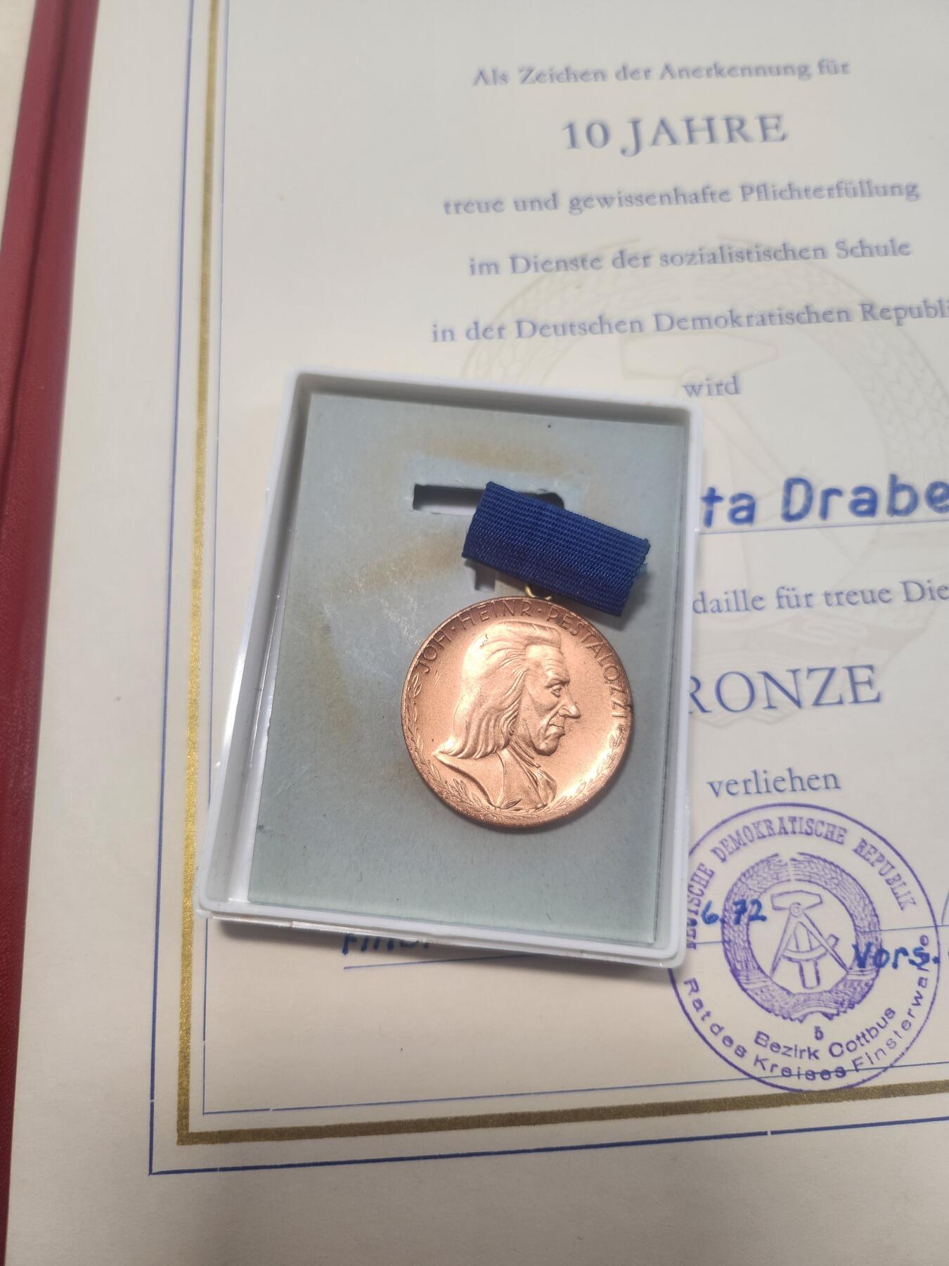 南水社第4次拍卖  民主德国裴斯泰洛齐铜质忠诚服役奖章（10年）——Christa Drabek 女士带证书全套