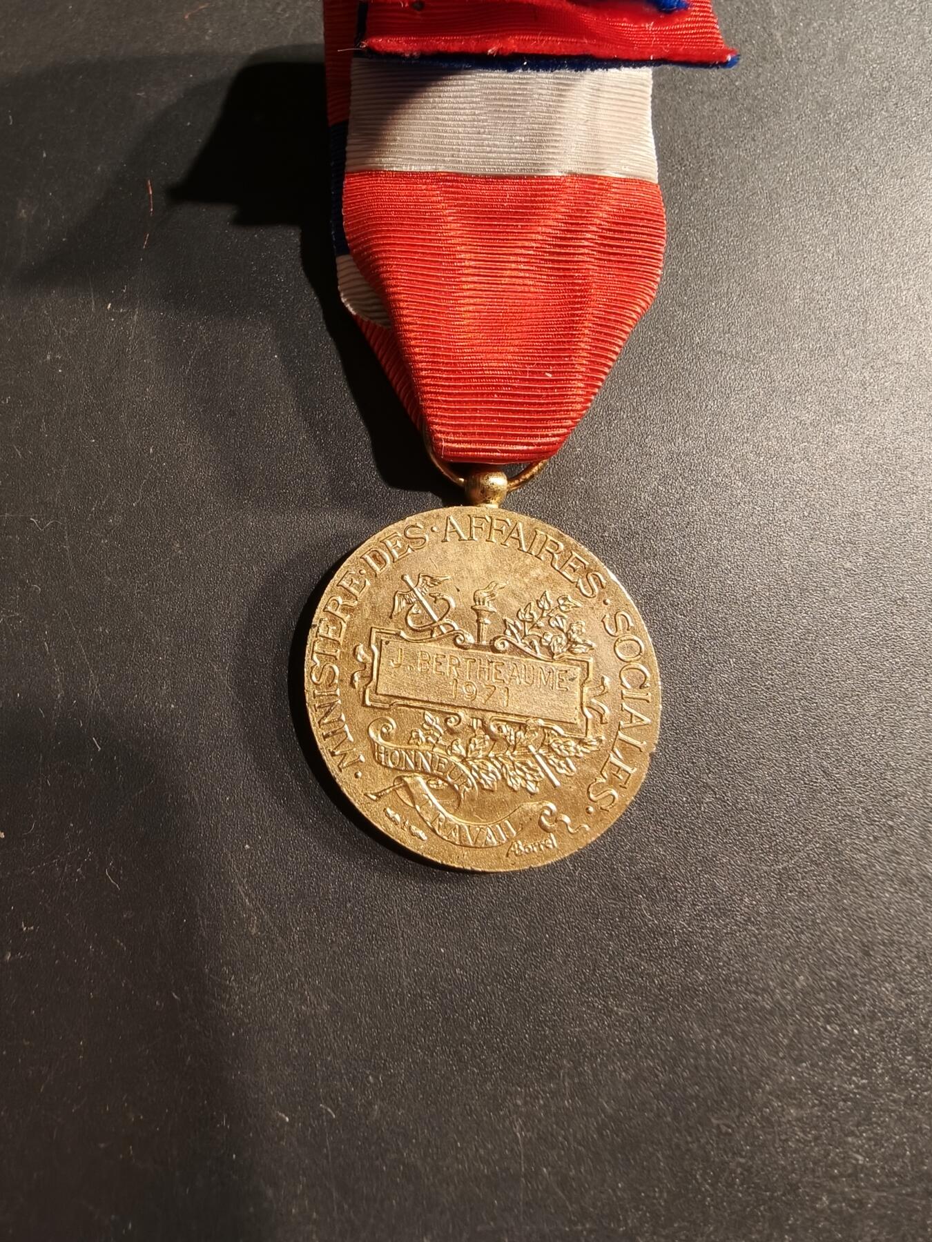 老王徽章第190期 法国金级劳工奖章    950银镀金    1971年实发     13.3g