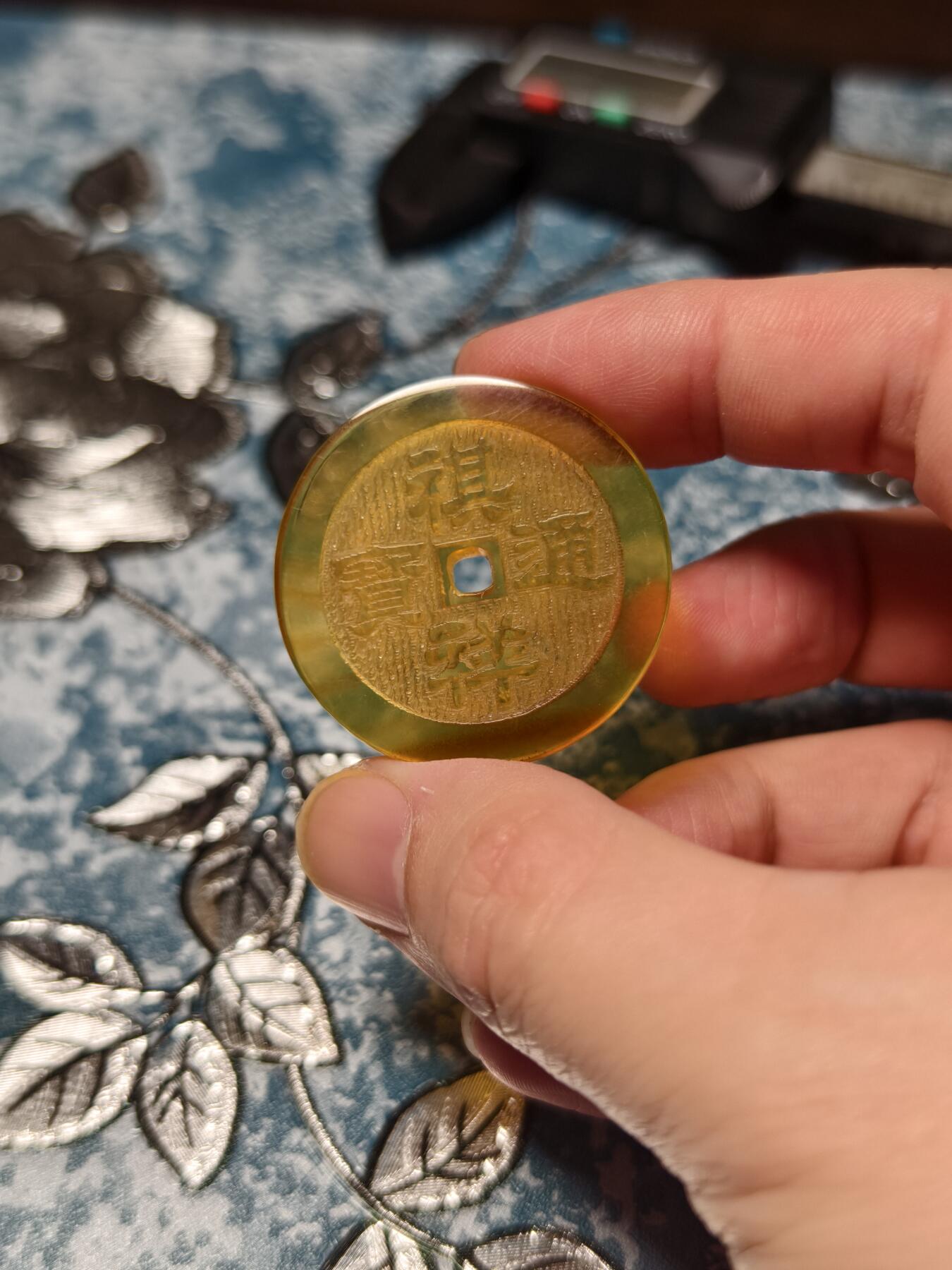 抚柳草堂-第二十期章牌钱币  奖章勋章免佣最后一期 满百包邮 放漏专场 天然琥珀雕刻祺祥通宝  重4.4g 直径29mm