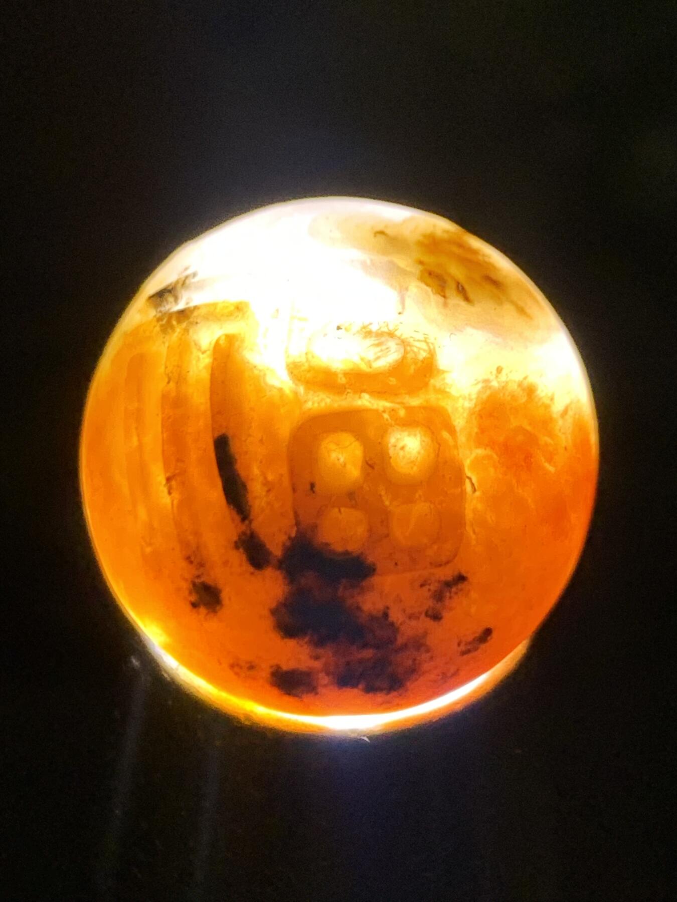 亚光冰飘冻料黄金草花纹战国红玛瑙手工雕刻福字圆珠一颗！