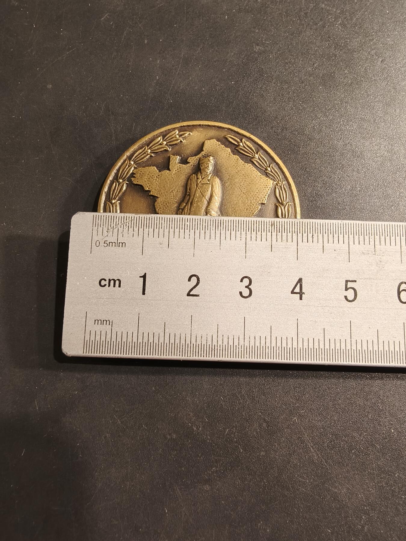 老王徽章第190期 法国二战战俘协会纪念章     直径41mm    重量38g