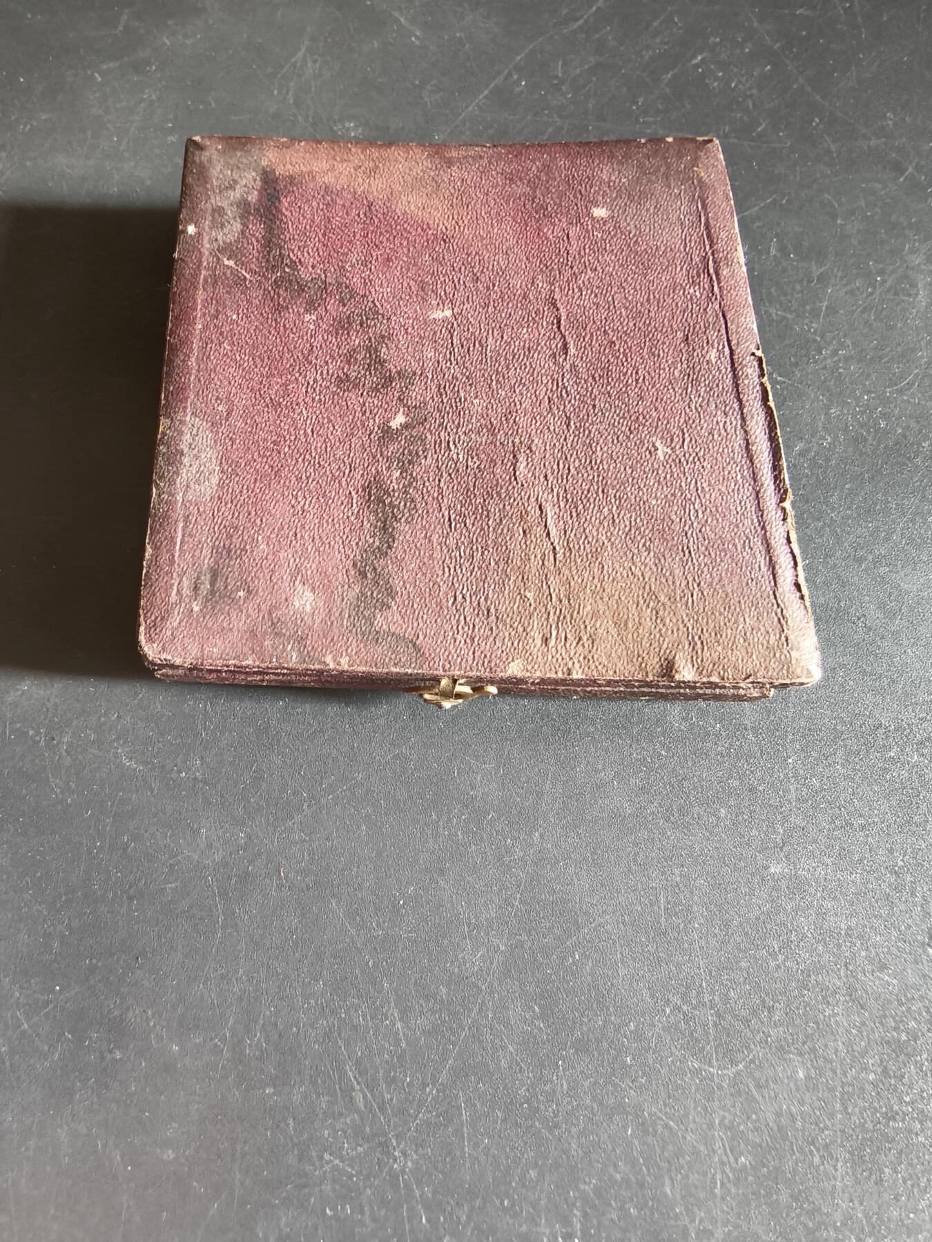 老王徽章第190期 瑞士慈善协会700周年纪念章    原盒,盒子有老化变形      直径42mm     重量35.1g