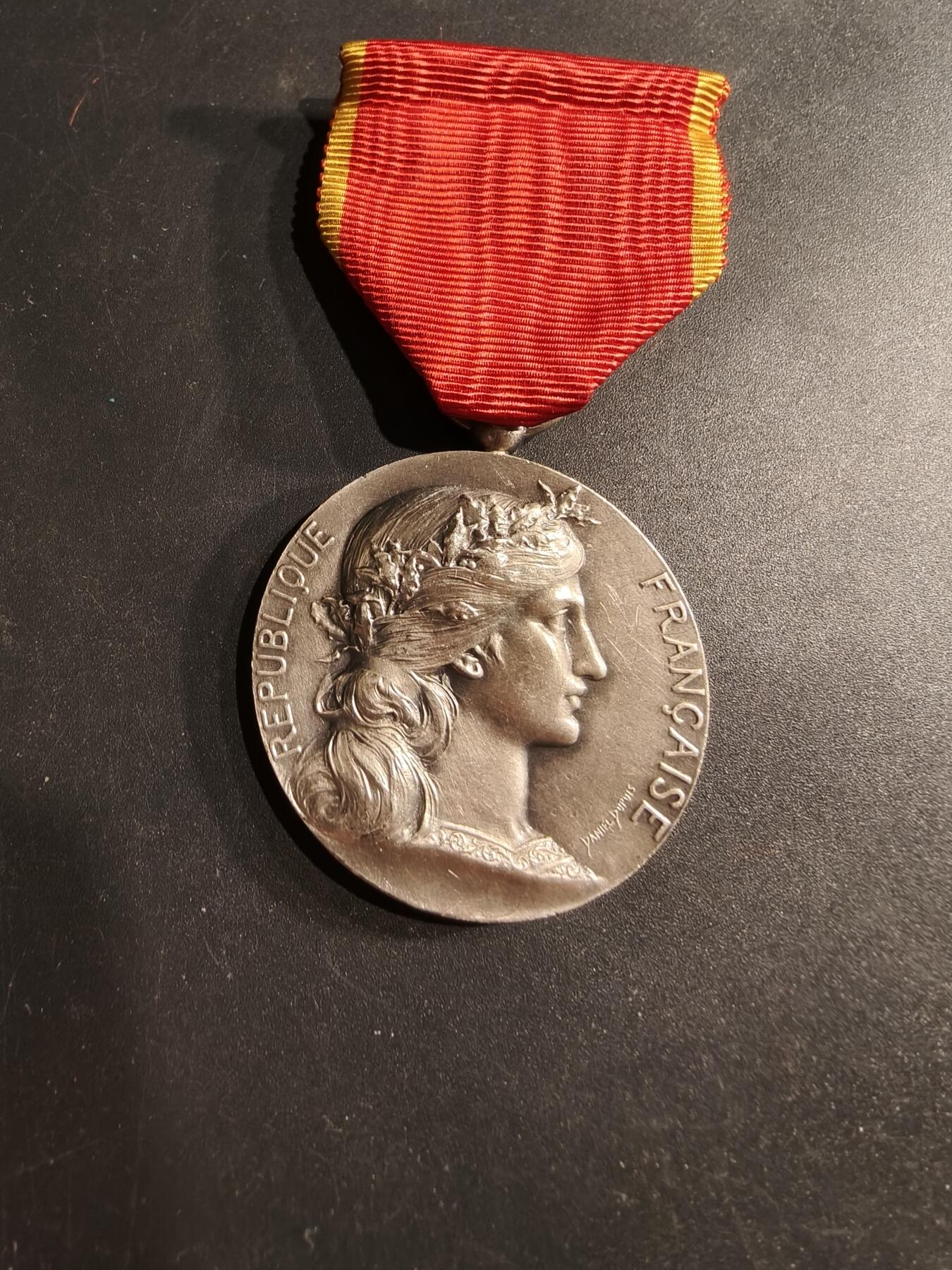 老王徽章第190期 法国银级地方工业协会奖章    950银    25.5g