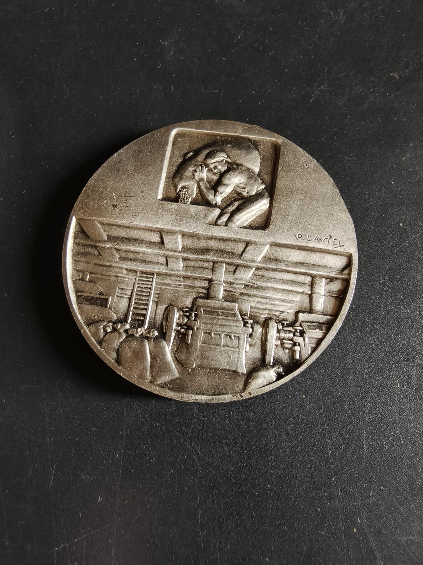 老王徽章第190期 法国磨坊主协会镀银大铜章     原盒     直径50mm     重量72.9g