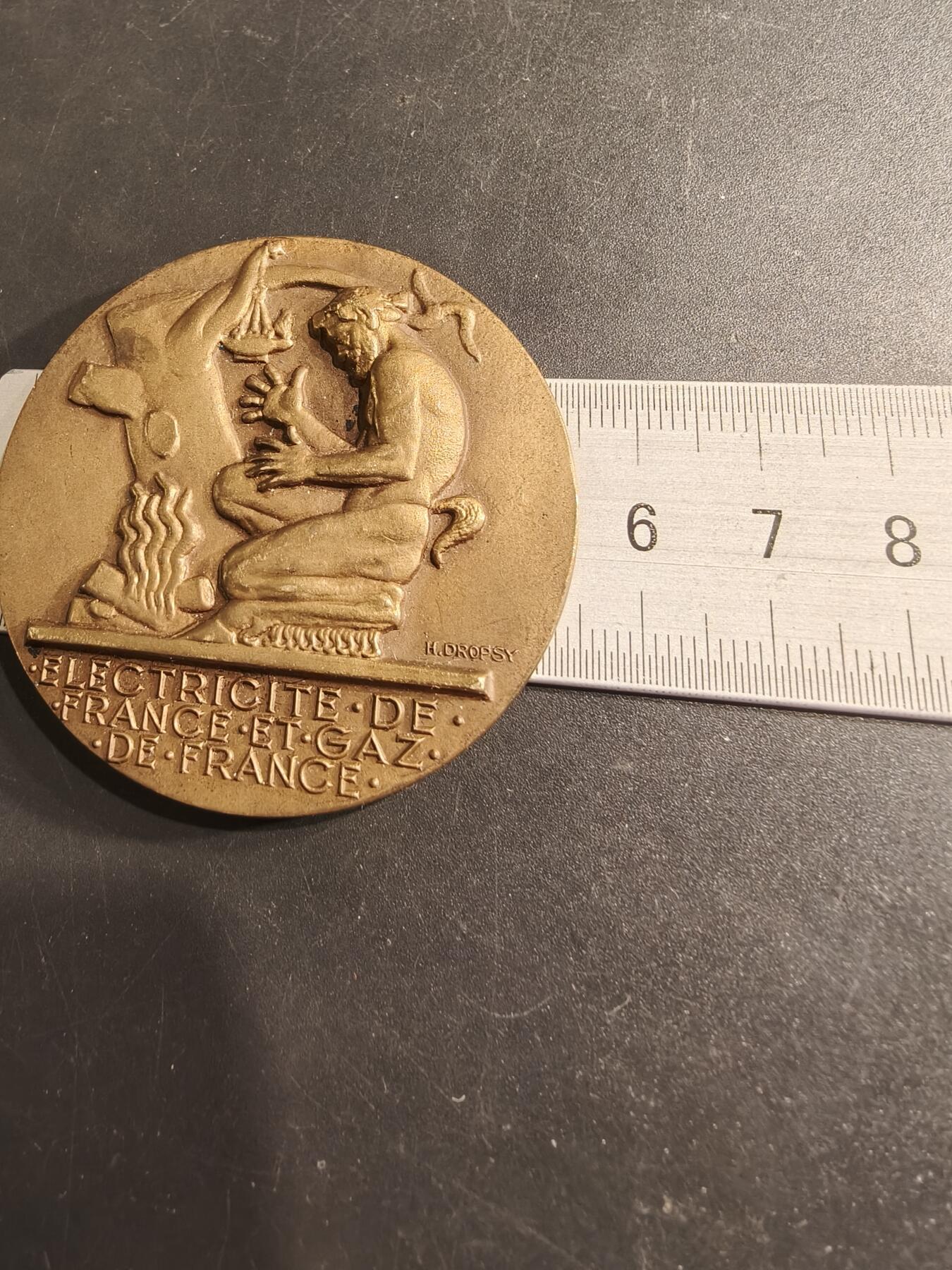 老王徽章第190期 法国电气建设公司大铜章    大师Dropsy作品    直径54mm    重量73.2g