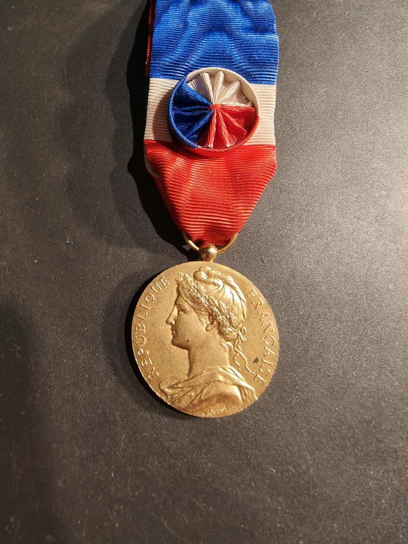 老王徽章第190期 法国金级劳工奖章    950银镀金    1971年实发     13.3g