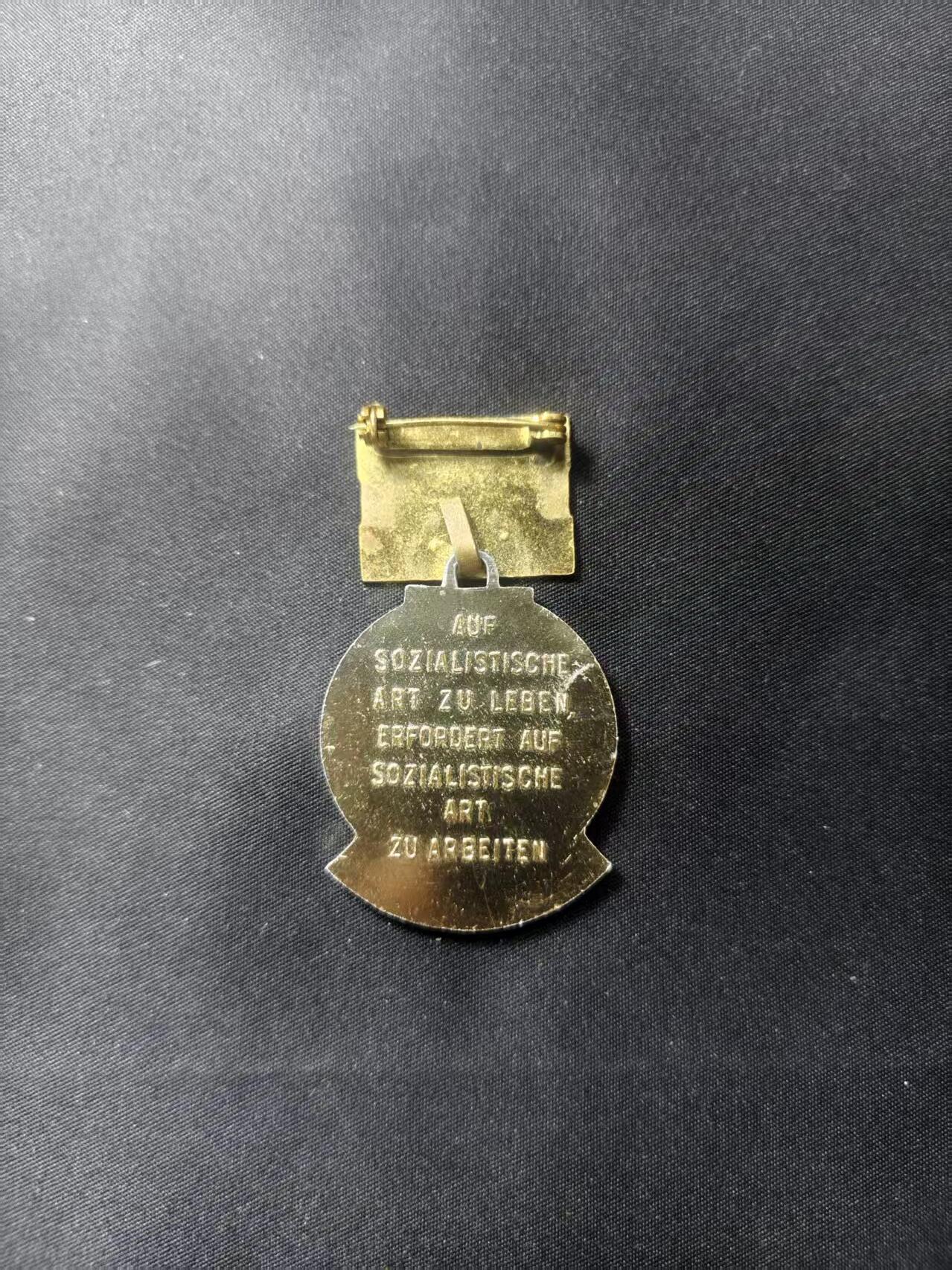 云宸嘉赏-勋臻文献佳藏优品精选场次（低佣 转发佣金红包） 民主德国七年建设计划模范劳动奖章 珐琅上挂 