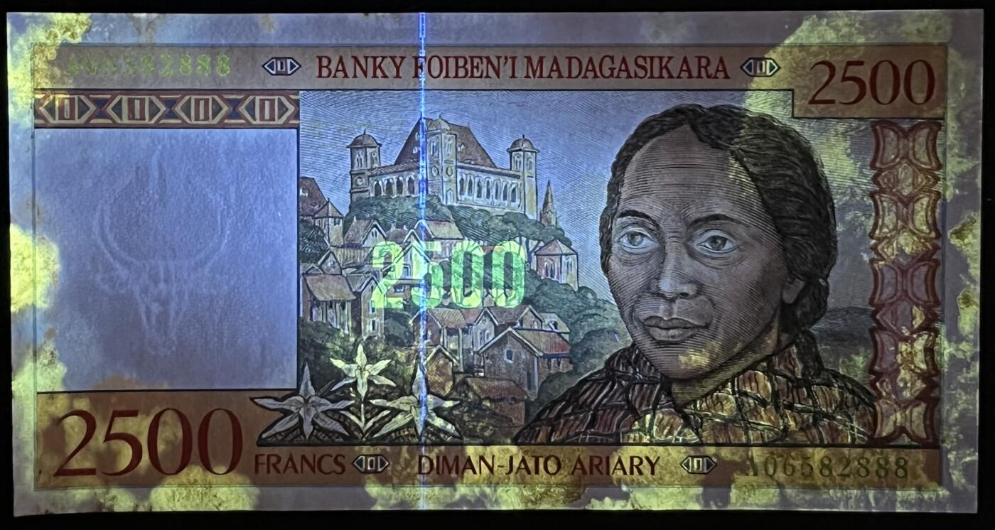 小福收藏拍卖第203期 裸钞场 本期有多张豹子号靓号 仅发行1000枚亚克力砖封蒙古20000图格里克帝国800周年纪念钞 瑞士200法郎 百慕大样钞洋葱冠全套 巴林首版大全套 卡塔尔四张套 越南 保加利亚 马其顿等多国精美纸币