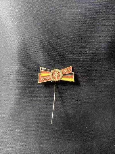 云宸嘉赏-勋臻文献佳藏优品精选场次（低佣 一元一手 转发佣金红包） - 民主德国 建国13周年纪念章  早期黄铜章做工精美可搭配礼服 