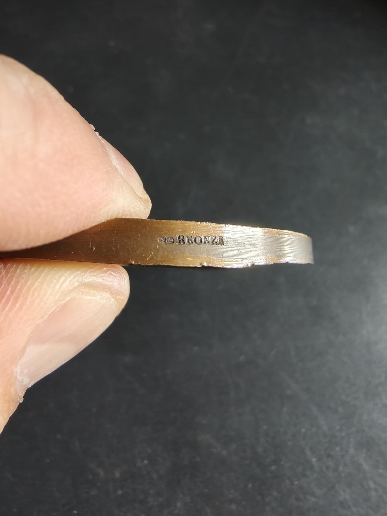 老王徽章第190期 法国国家艺术与技术学院授予保罗·潘乐威先生大铜章     原盒     保罗·潘勒韦（1863-1933）是一位著名的法国数学家和政治家，曾任法国总理和战争部长        直径68mm      重量141g