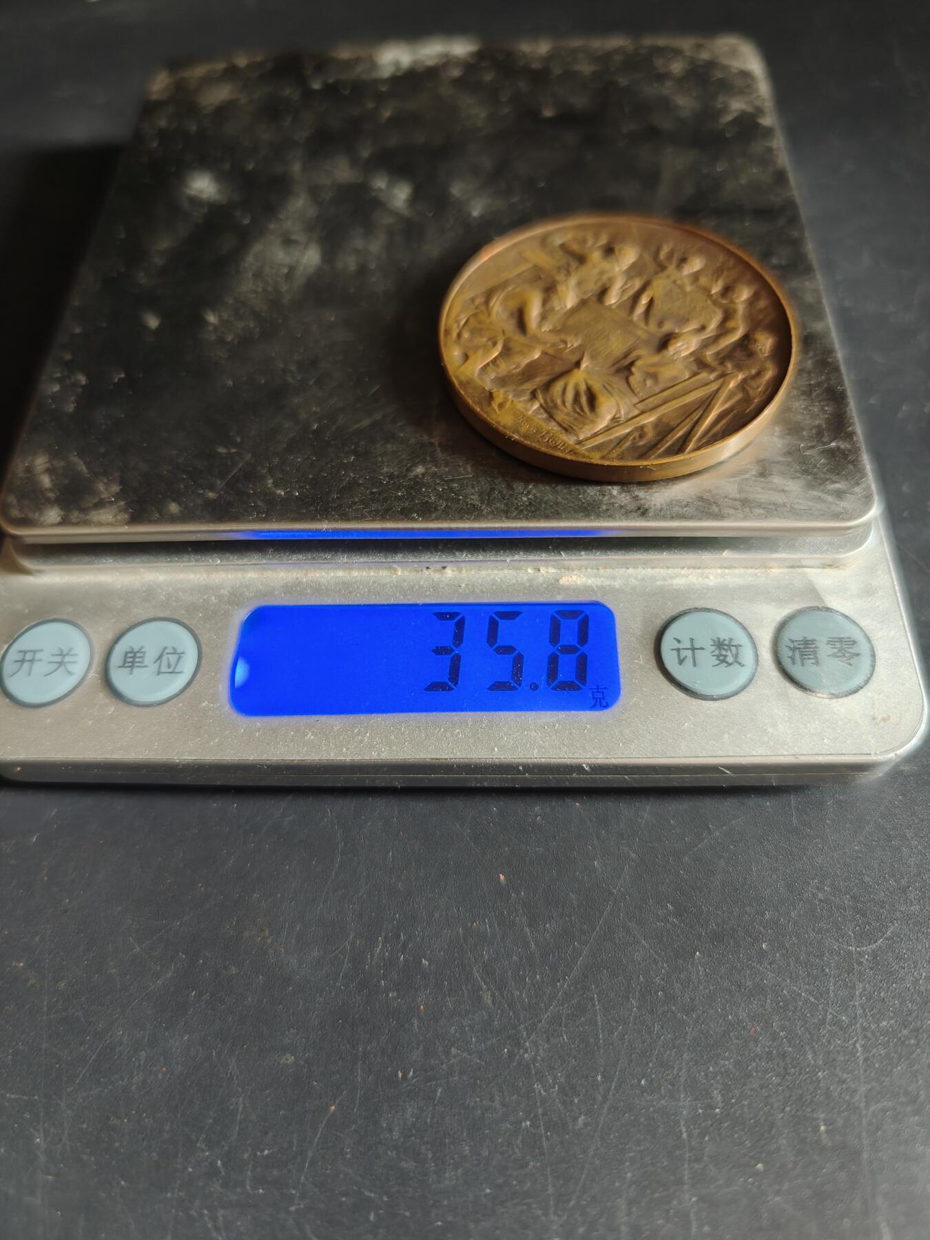 老王徽章第190期 法国利摩日国立装饰艺术学院大铜章     大师路易·波特作品     原盒       直径42mm      重量35.8g