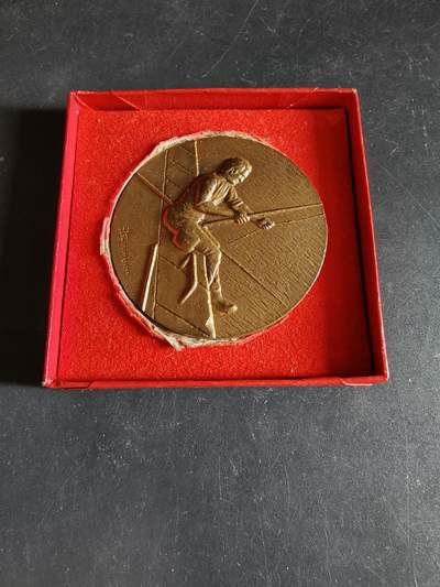 老王徽章第190期 - 法国钓鱼主题大铜章     原盒     直径50mm     重量55.9g