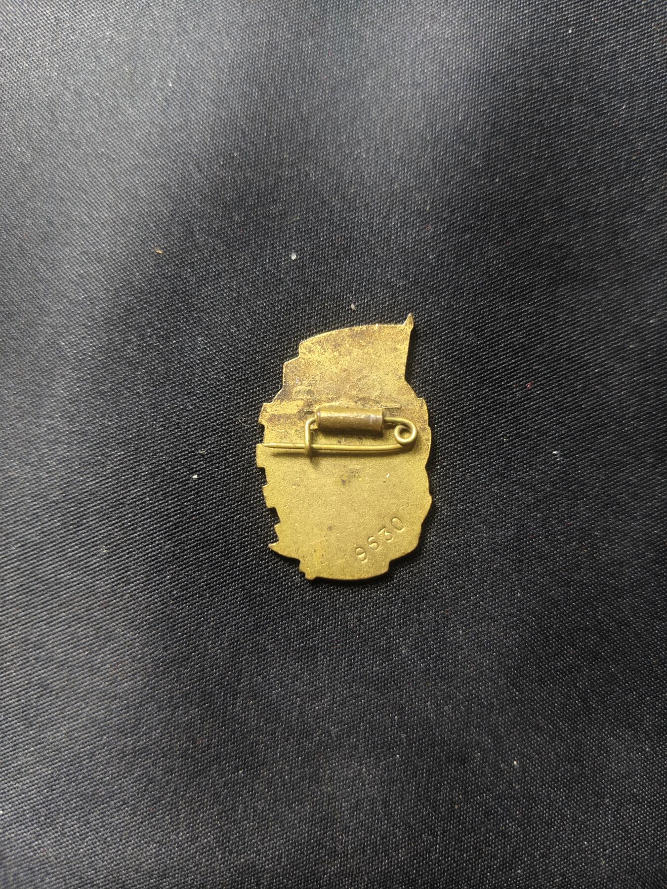 云宸嘉赏-勋臻文献佳藏优品精选场次（低佣 转发佣金红包） 五十年代初期 运动员证章-早期厚底热珐琅 编号版-9630 