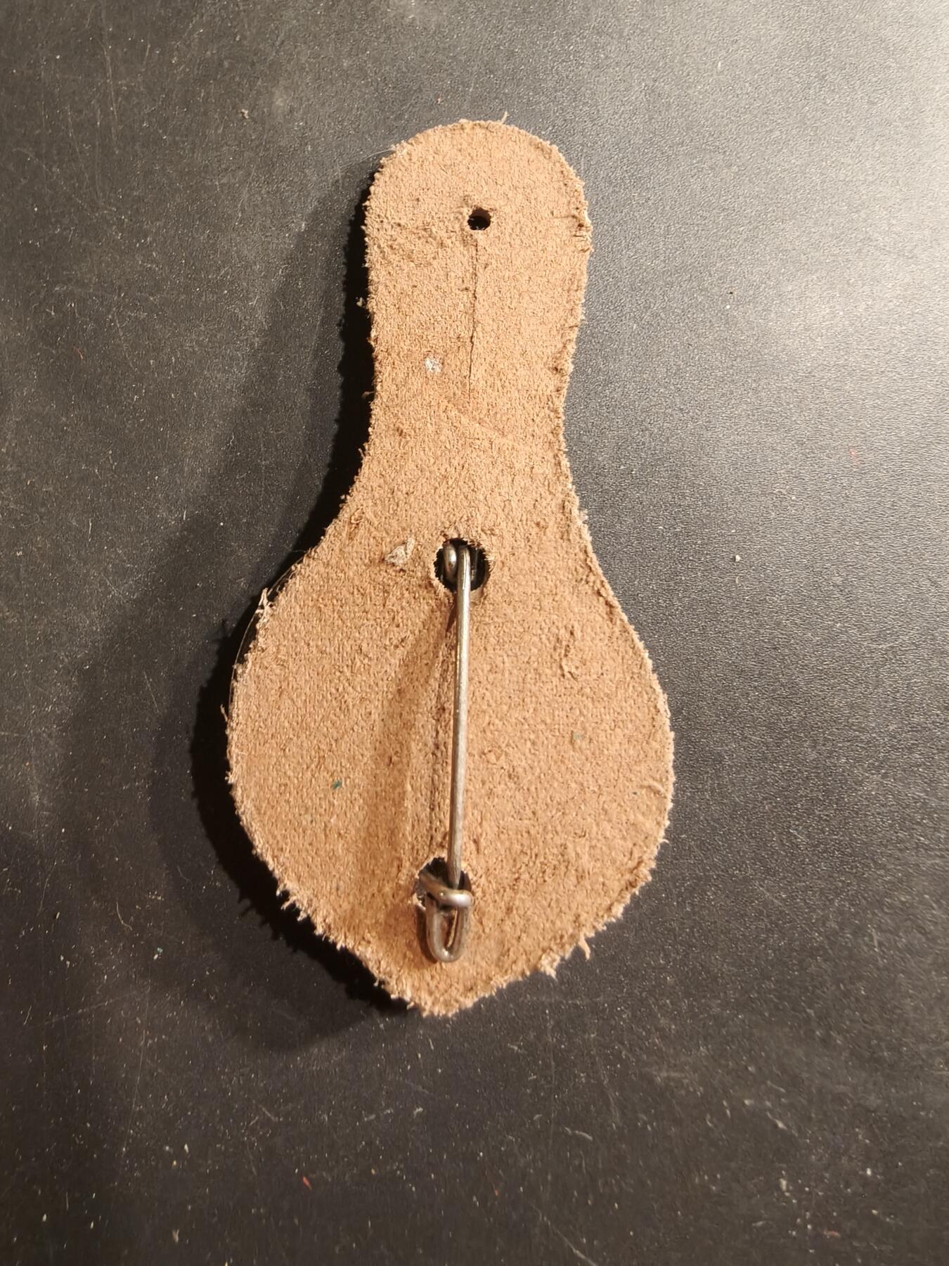 老王徽章第190期 法国海军陆战队第1海军陆战团证章      该团成立于1822年，是法国海军陆战队中最古老的团，该团目前是一支轻型装甲团，驻扎在法国昂古莱姆