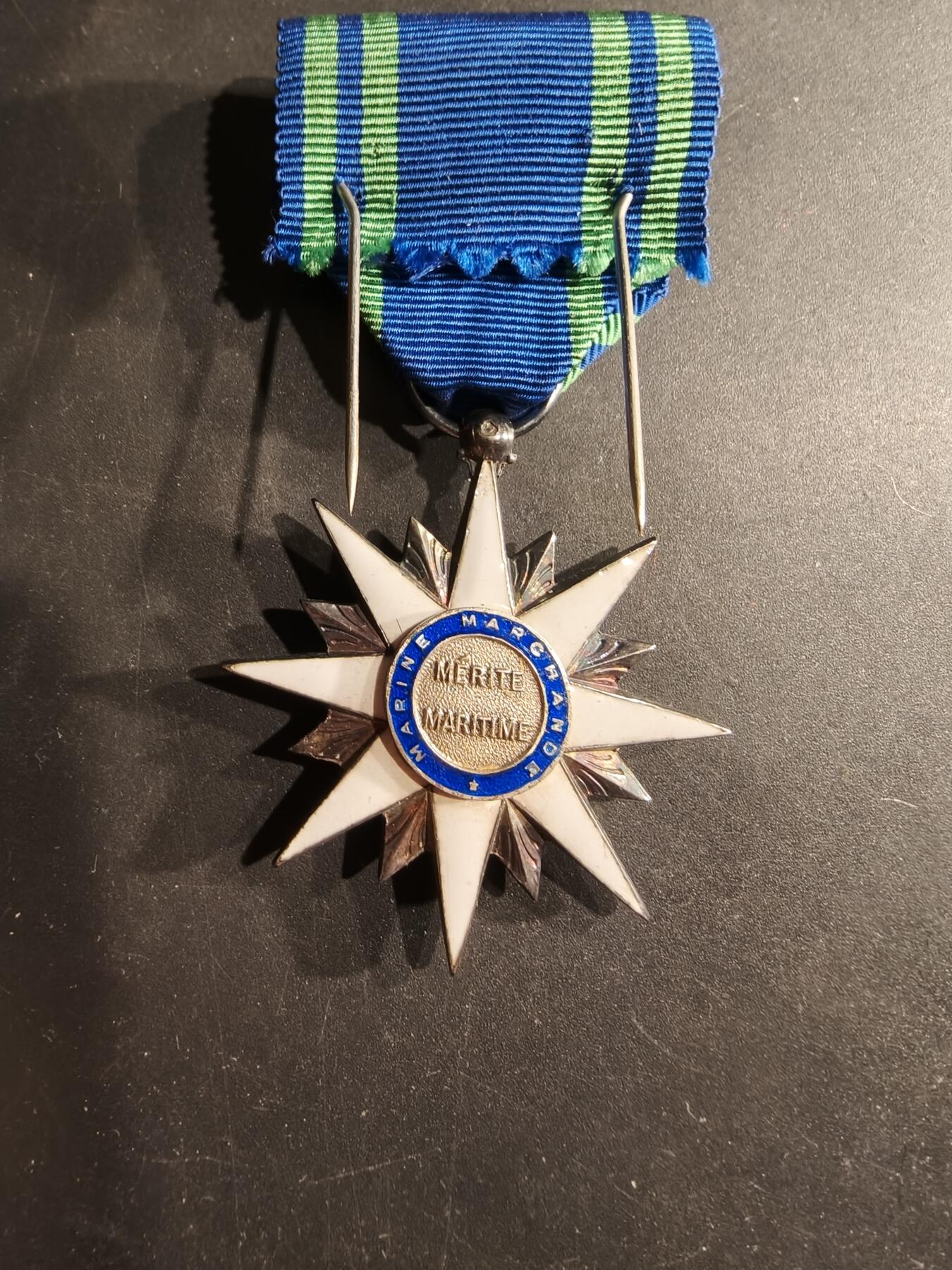 老王徽章第190期 法国骑士级海事功绩勋章    银质珐琅    原盒    螃蟹银标     24.7g