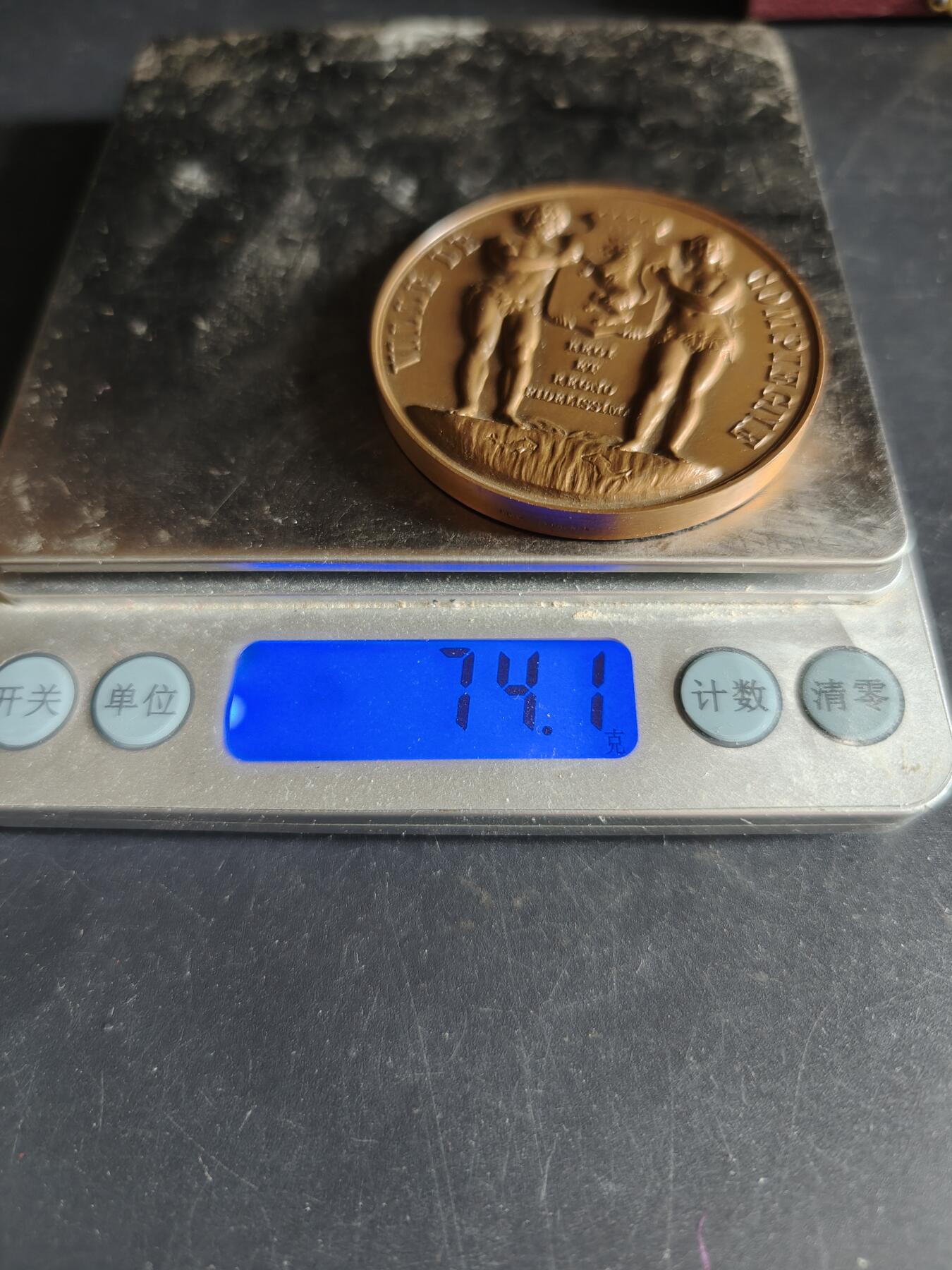 老王徽章第190期 法国贡比涅市大铜章     原盒    高浮雕     直径50mm      重量74.1g