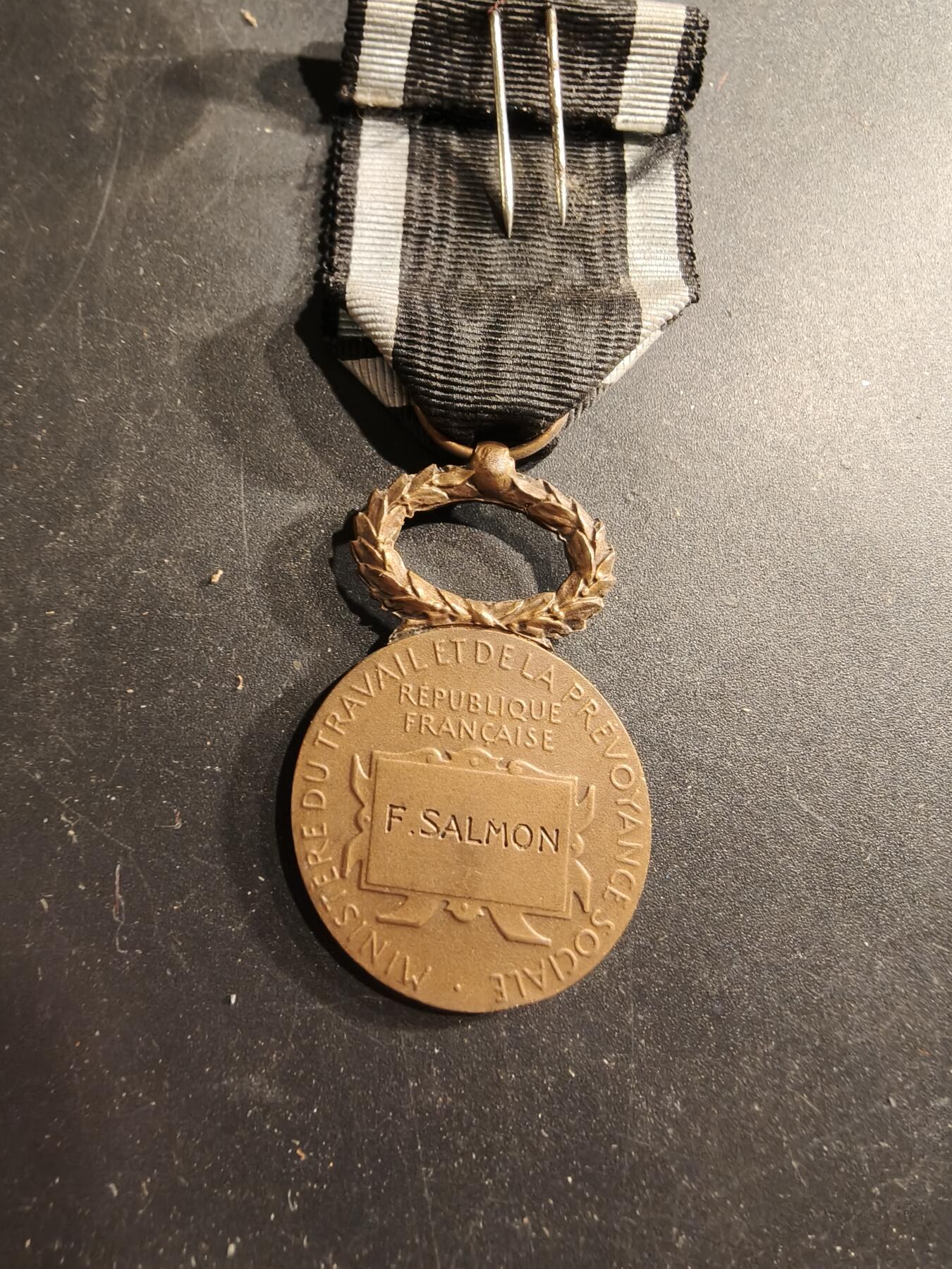 老王徽章第190期 法国铜级劳动与社会保障部奖章    带纸盒   实发    大师罗蒂版本