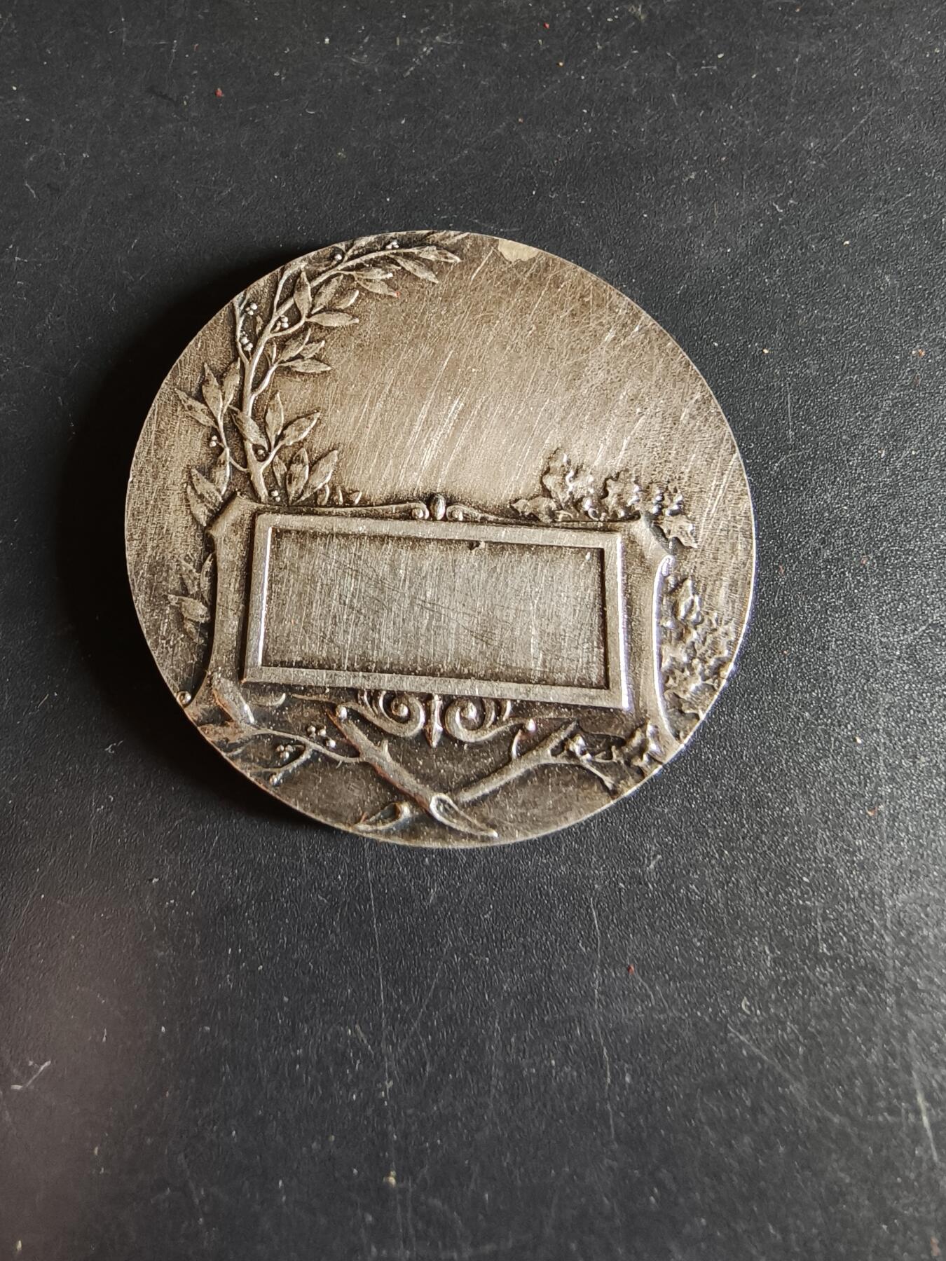 老王徽章第190期 法国举重运动镀银大铜章     原盒     直径41mm    重量27.6g