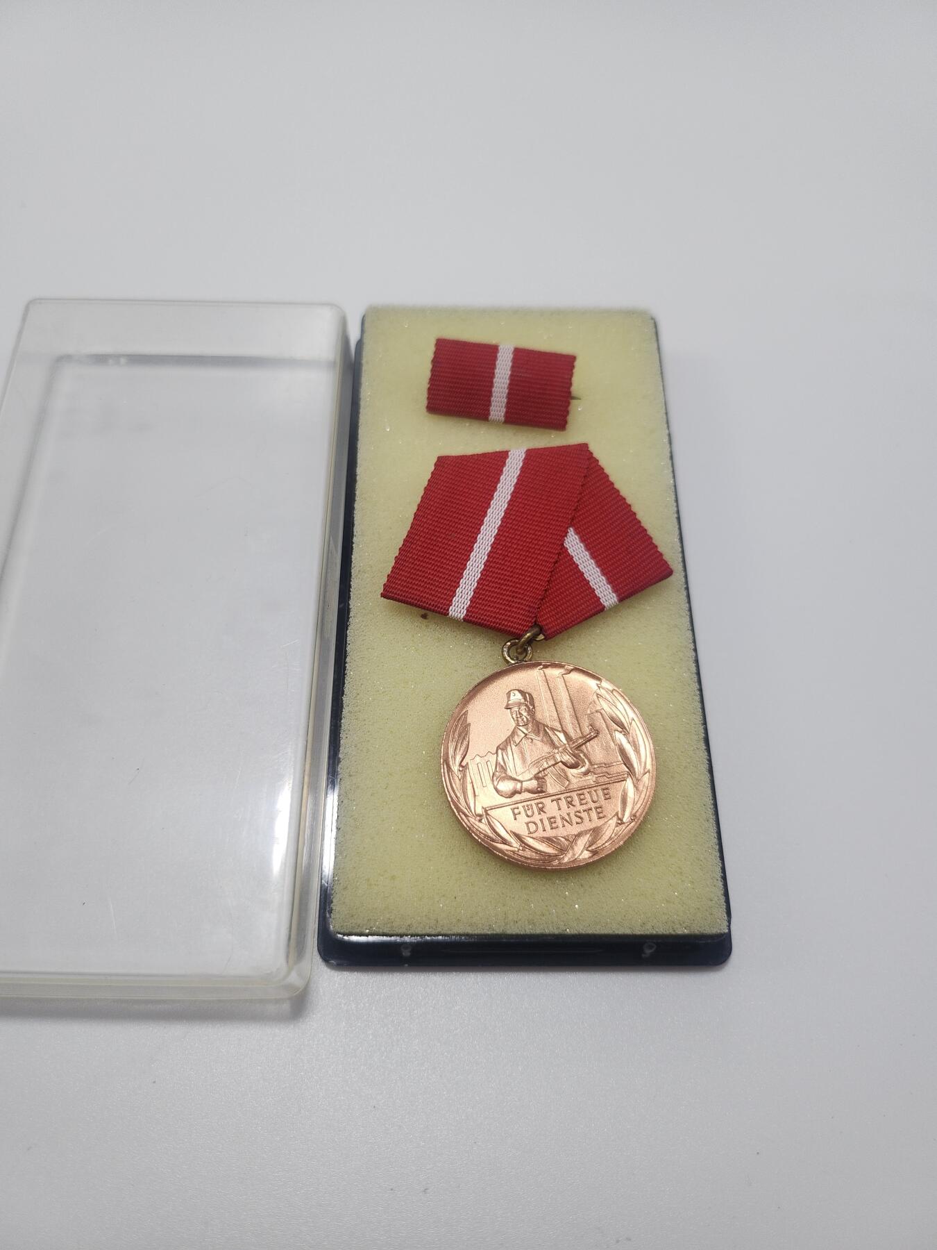 南水社第4次拍卖  民主德国铜级工人阶级战斗队奖章 完好带盒略