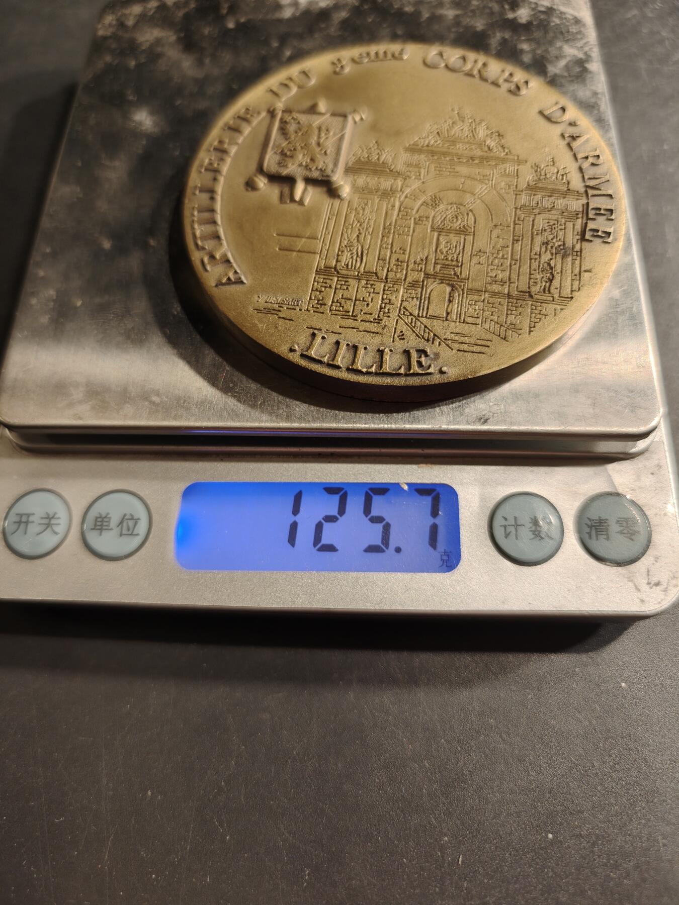 老王徽章第190期 法国驻里尔市第8炮兵团纪念章     直径70mm     重量125.7g