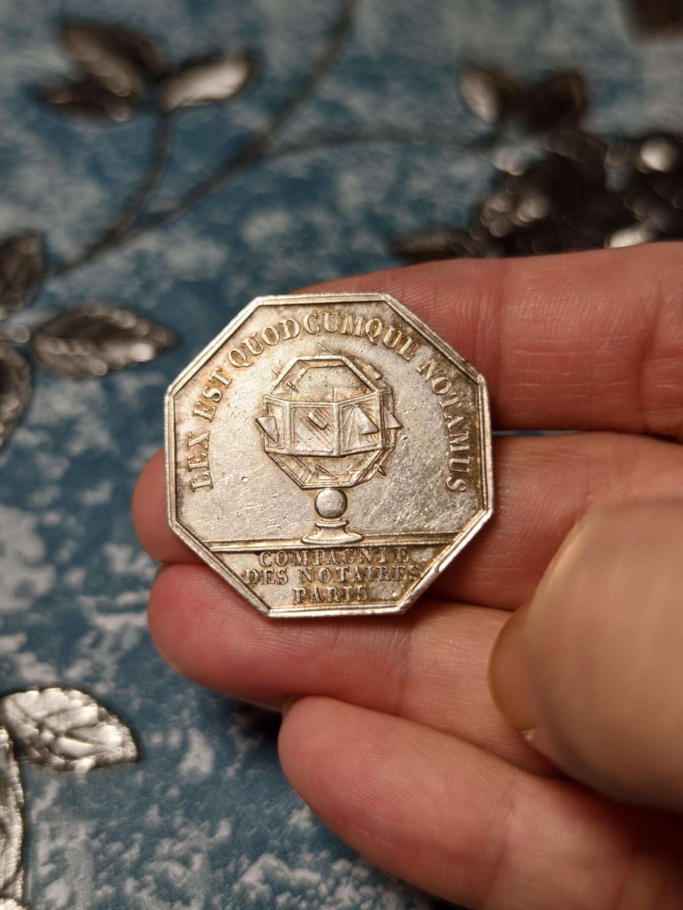 抚柳草堂-第二十期章牌钱币  奖章勋章免佣最后一期 满百包邮 放漏专场 1832-1841法国菲利普一世巴黎公证处八角银章 油灯边铭 950银18.9克 32.5mm 环彩漂亮 老味道难得