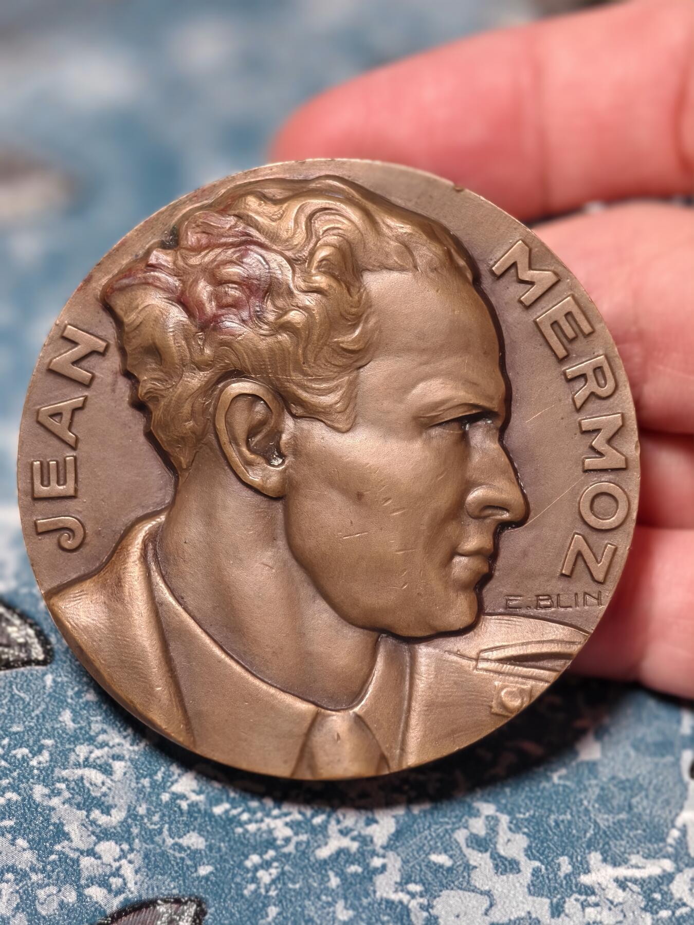 抚柳草堂-第二十期章牌钱币  奖章勋章免佣最后一期 满百包邮 放漏专场 1936法国航空先驱让·梅尔莫兹大铜章 直径59mm 重123.3g  传奇飞行员让·梅尔莫兹  超高浮雕品相不错 - 让·梅尔莫兹是法国航空黄金时代的代表人物，他的失踪是当时法国的重大事件，这枚章牌是航空史与现代史的重要实物见证