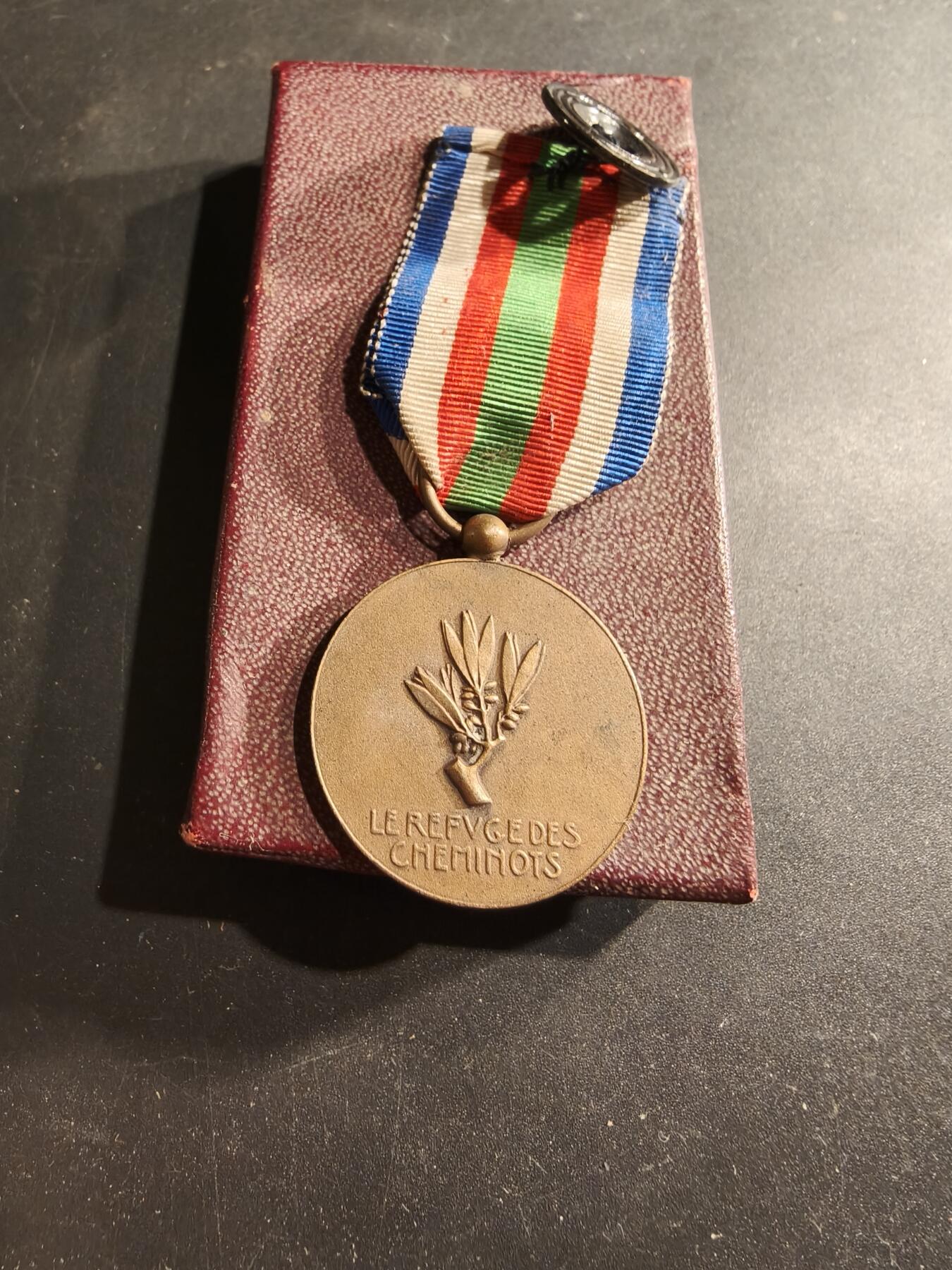 老王徽章第190期 法国铜级铁路工人服务组织纪念章    带纸盒