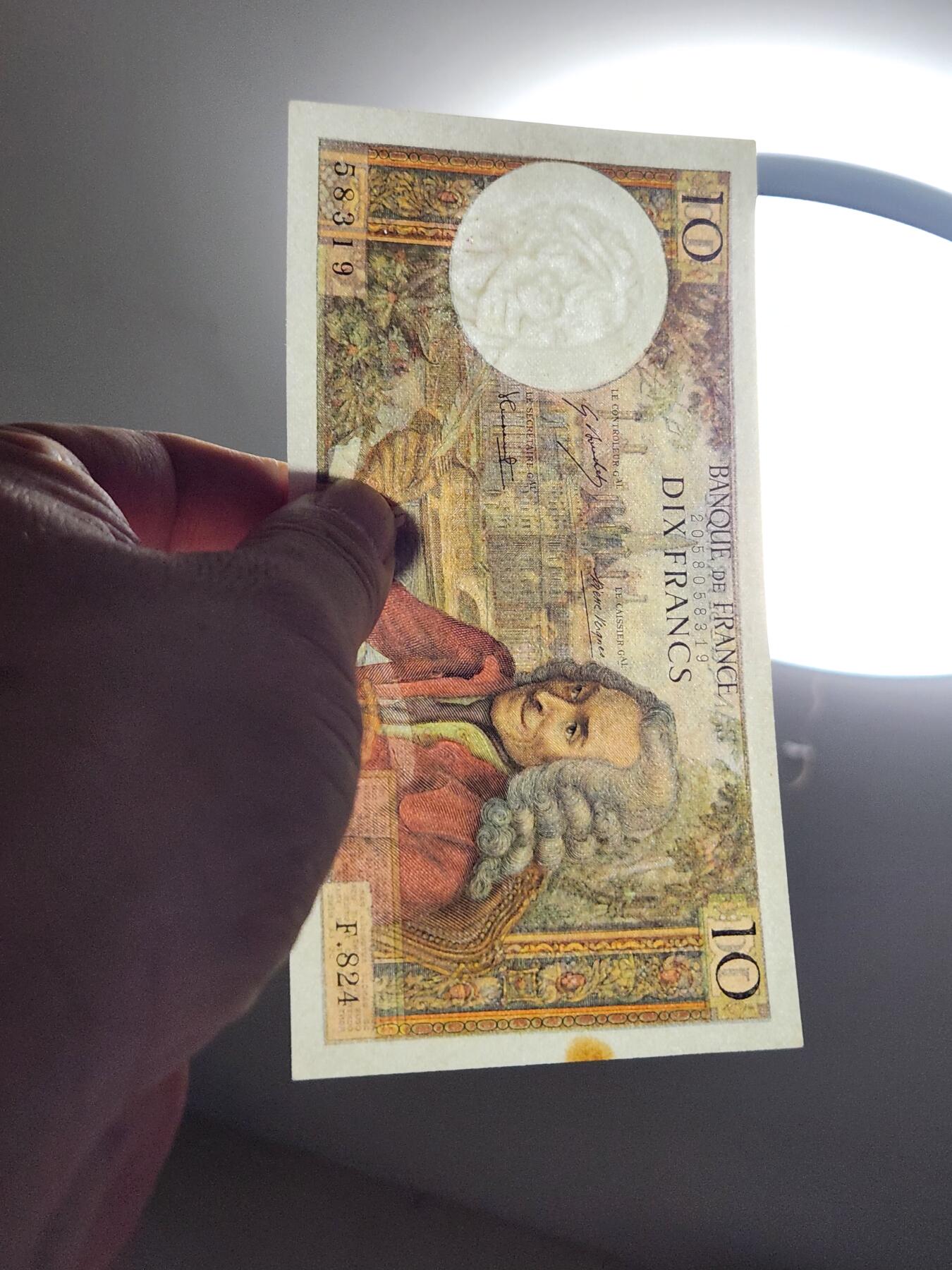 3月28号晚上8点 外国纸币自动截拍第47场 10法郎无折无针眼可惜有一处黄斑