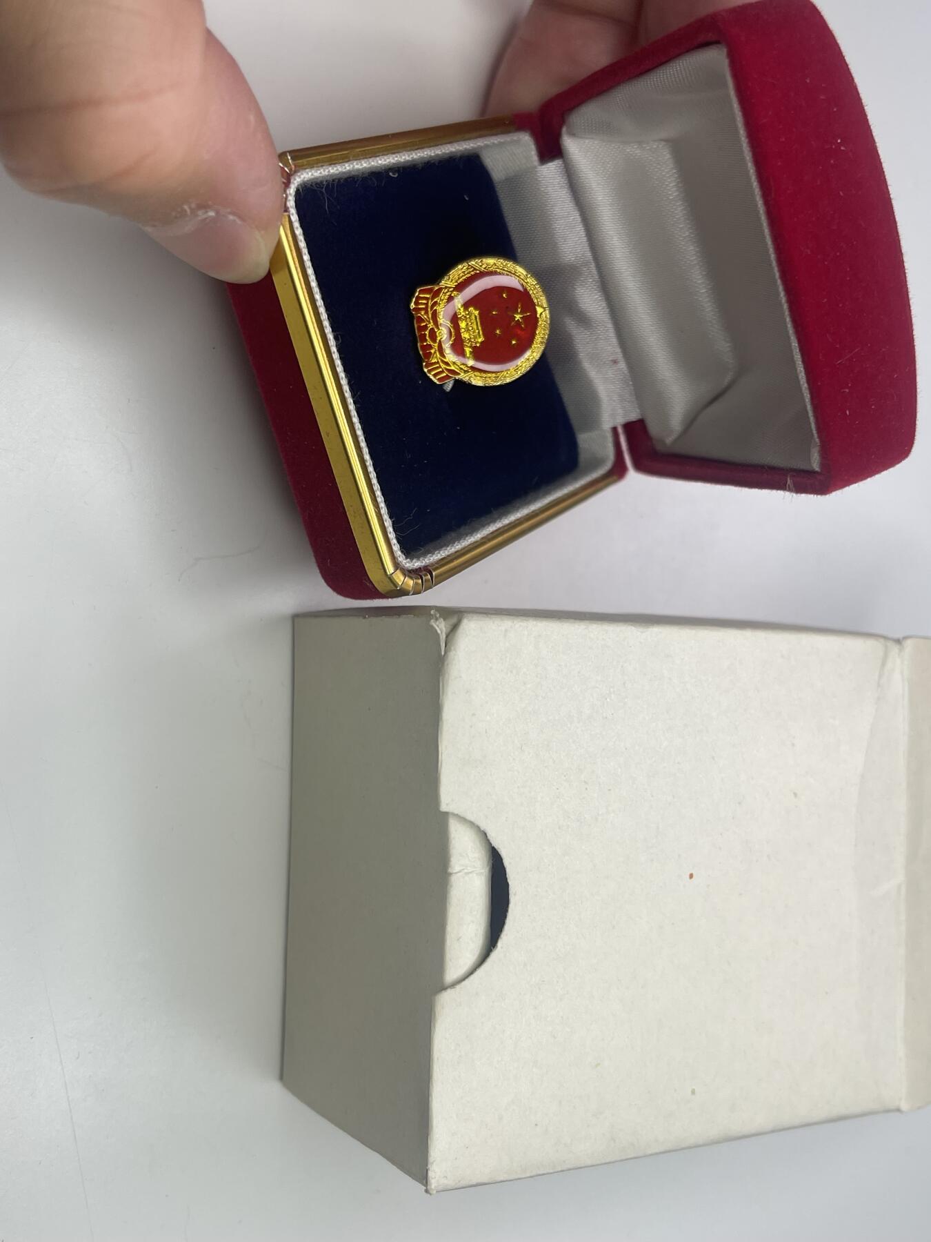 新时代收藏快速小拍 拍卖本周一线所得新货 3月29日场 精装代表徽章 2号