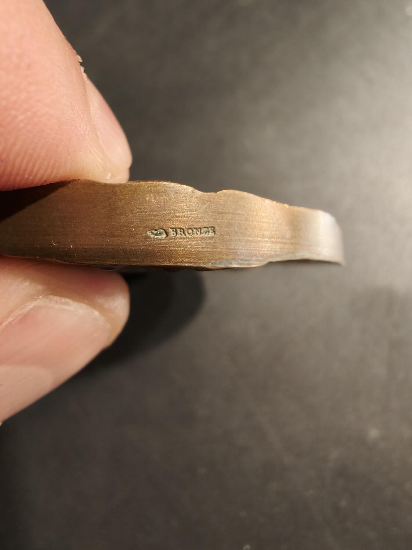 老王徽章第190期 法国著名飞行员让·梅尔莫茨大铜章      高浮雕      直径58mm     重量120g        让·梅尔莫兹是著名的法国先驱飞行员，以在南大西洋进行邮件航线飞行而闻名 