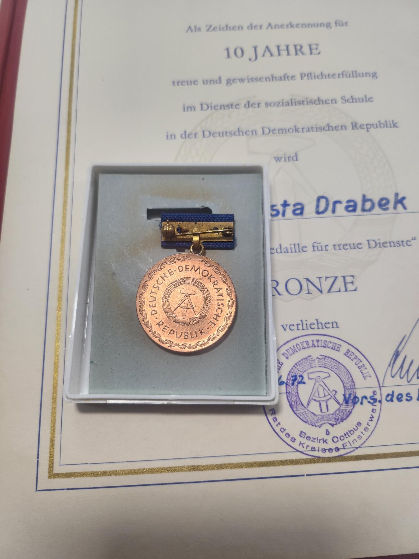 南水社第4次拍卖  民主德国裴斯泰洛齐铜质忠诚服役奖章（10年）——Christa Drabek 女士带证书全套
