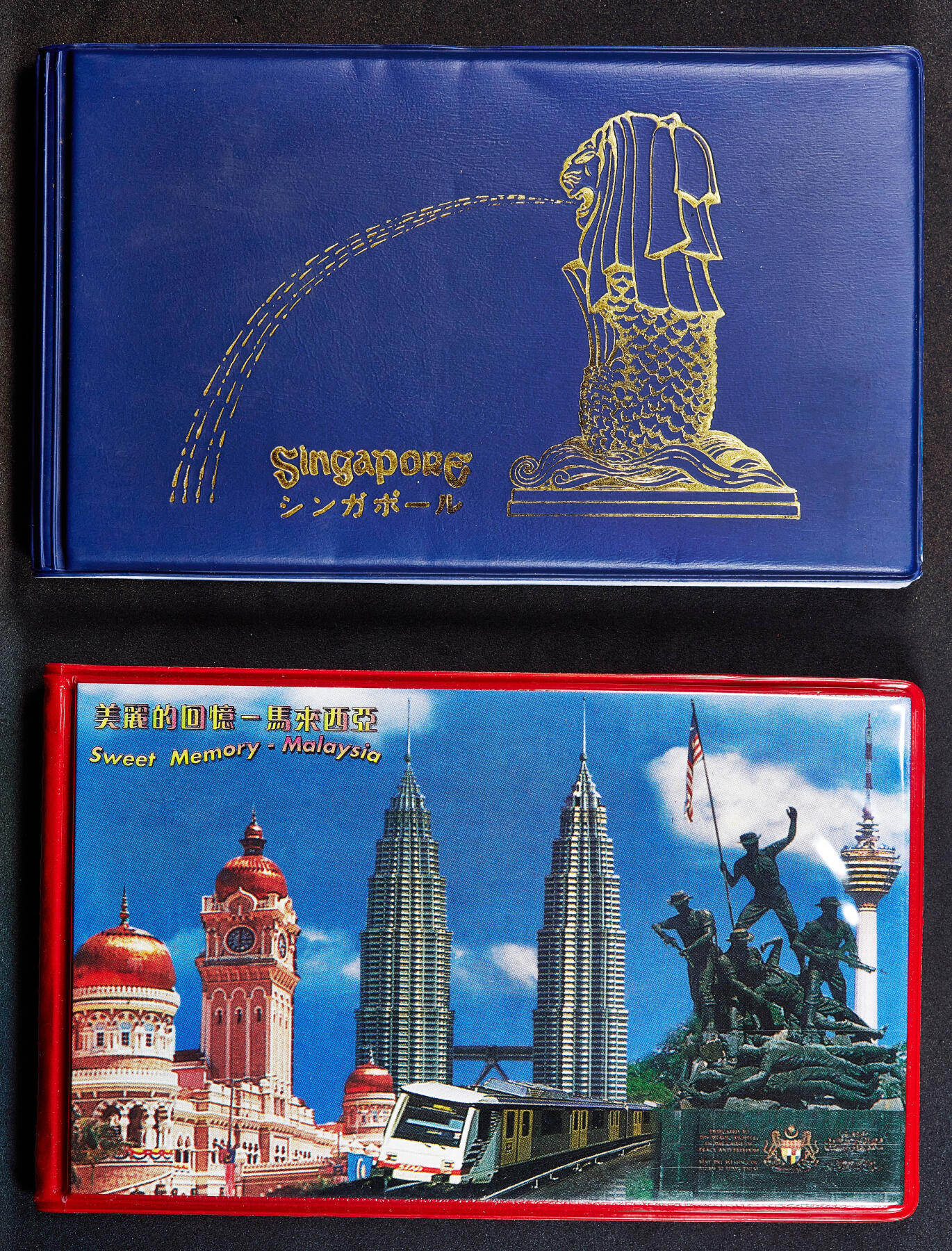 【俄甄集藏】2026年(050)04-01星期三 晚 19:30 全场包邮 新加坡、马来西亚旅游硬币、邮票纪念册2组，外皮有老化破损，见详图