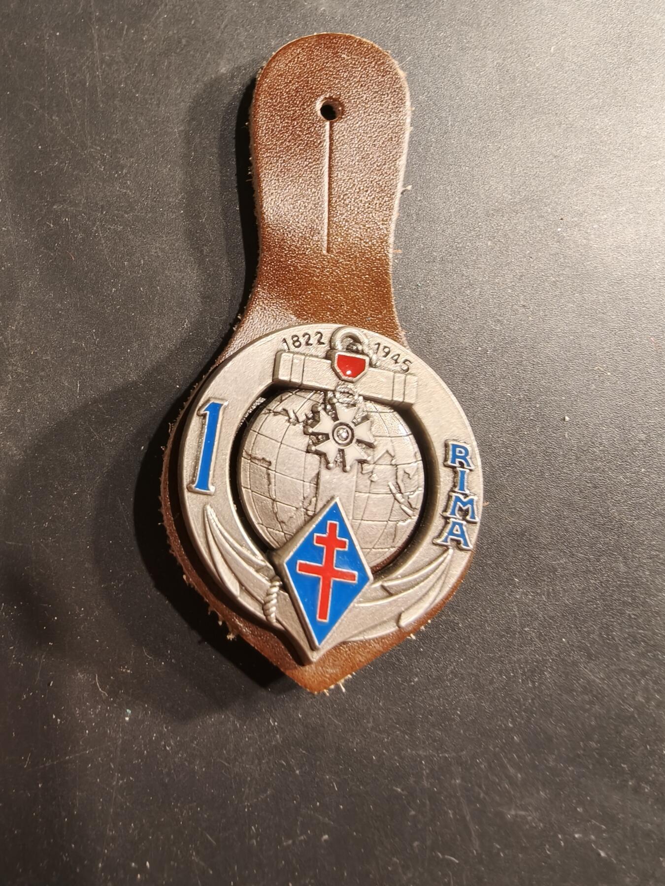 老王徽章第190期 法国海军陆战队第1海军陆战团证章      该团成立于1822年，是法国海军陆战队中最古老的团，该团目前是一支轻型装甲团，驻扎在法国昂古莱姆