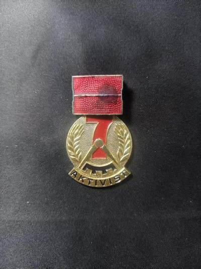 云宸嘉赏-勋臻文献佳藏优品精选场次（低佣 转发佣金红包） - 民主德国七年建设计划模范劳动奖章 珐琅上挂 