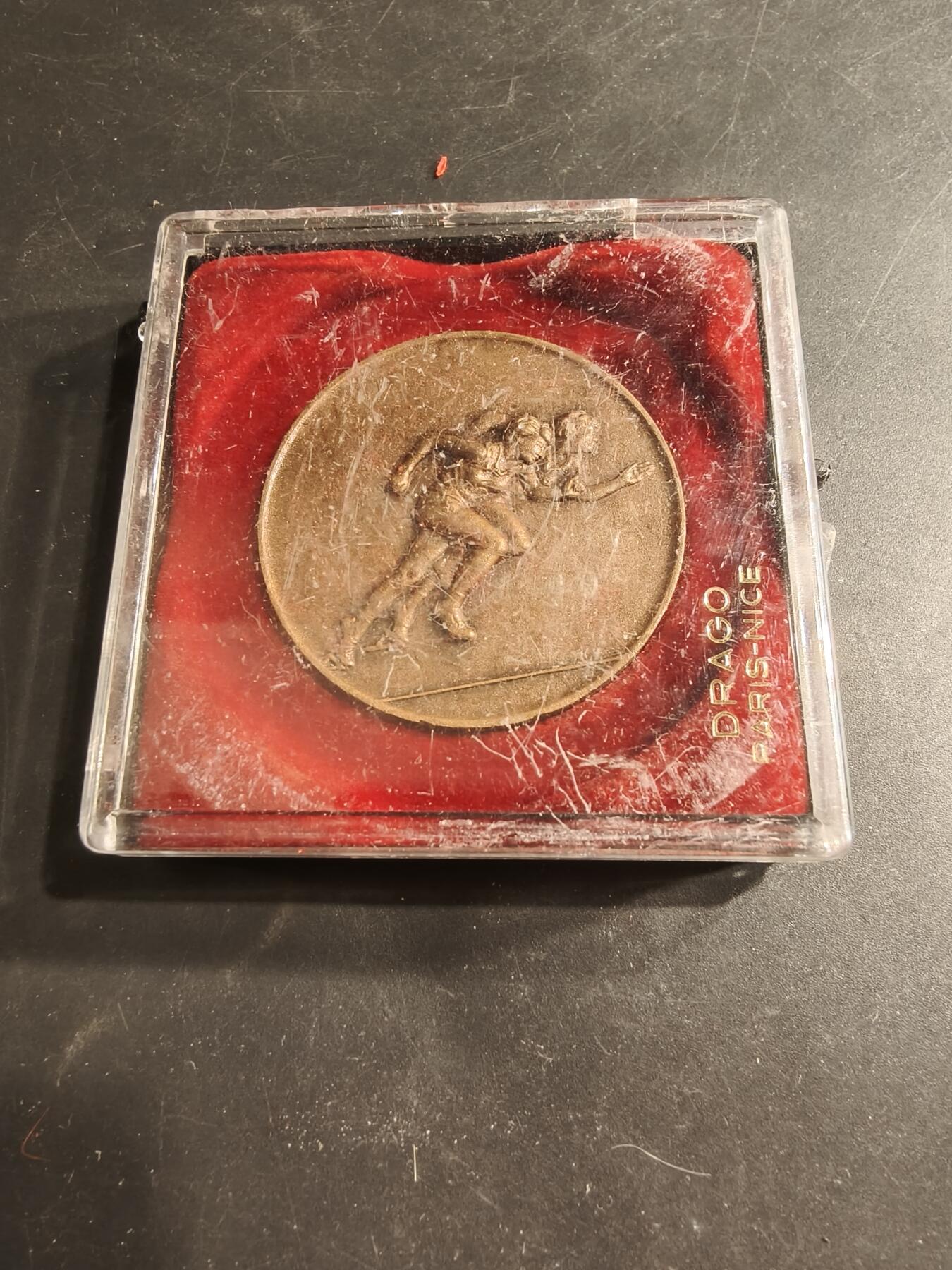 老王徽章第190期 法国长跑运动纪念章    原盒，盒子有损     直径50mm     重量61.2g