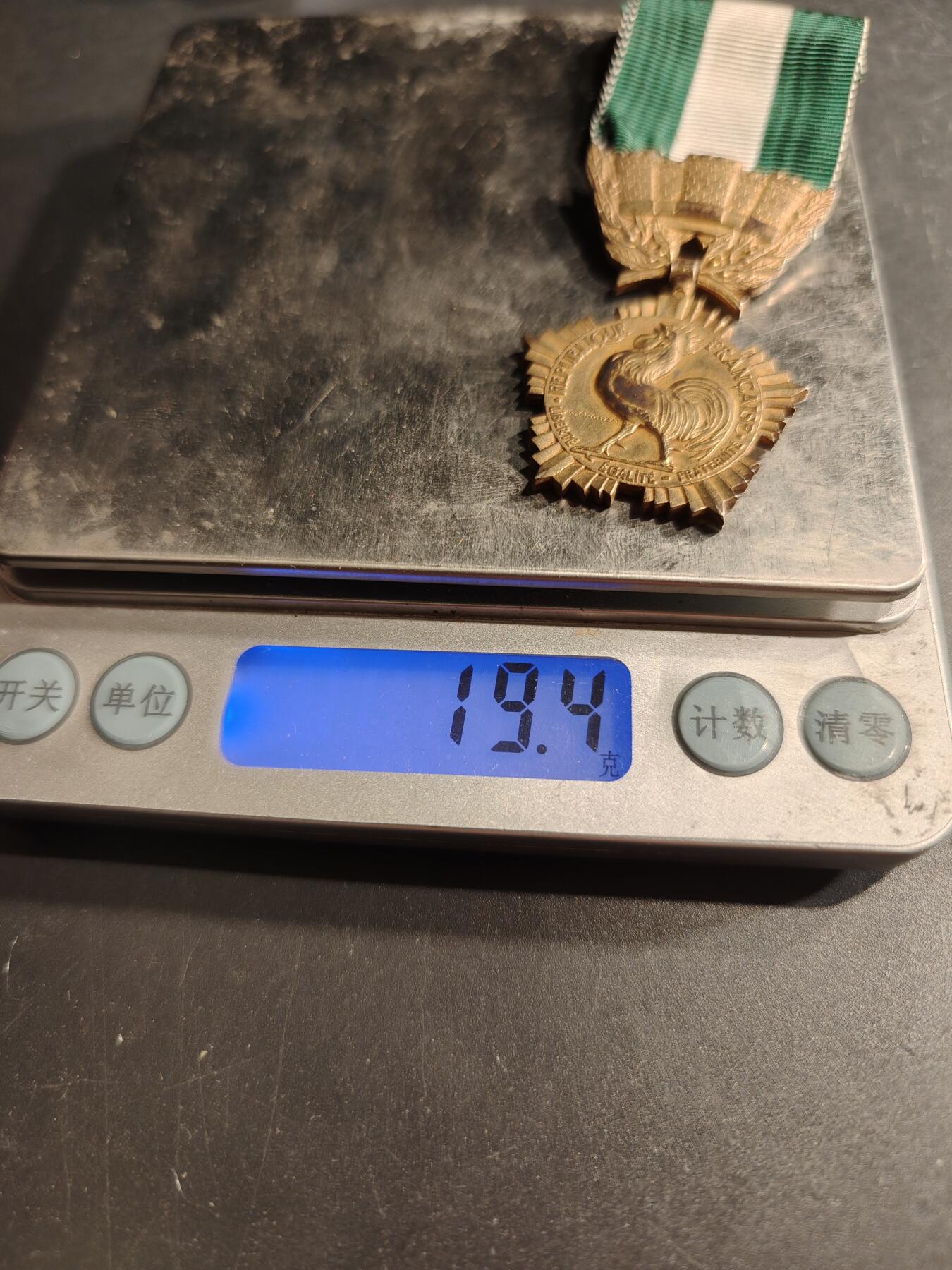 老王徽章第190期 法国金级地方嘉奖奖章     带纸盒   螃蟹银标    19.4g