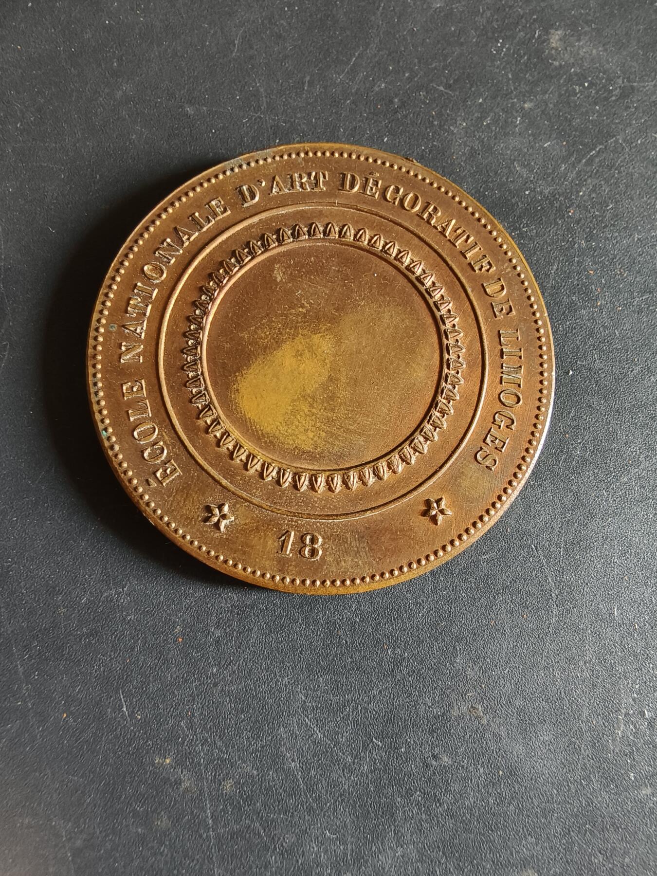 老王徽章第190期 法国利摩日国立装饰艺术学院大铜章     大师路易·波特作品     原盒       直径42mm      重量35.8g